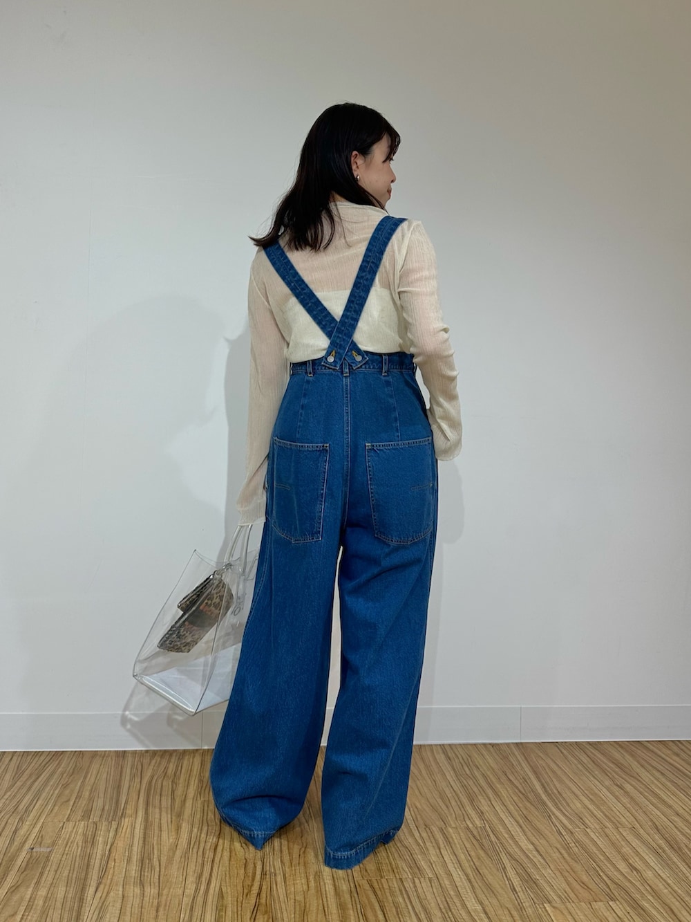 「サスペンダー、春色、デニム、大人ファッション、春先取り、大人可愛い、大人女子、ラクチンコーデ、ゆるシルエット、デニムコーデ、大人ガーリー、whimgazette、ウィムガゼット、シアートップス、ワイドデニム」｜「Whim Gazetteの【GEMINI】サスペンダーデニムパンツ（デニムパンツ、ブルー系）」を使った、髙橋さん（骨格ストレート・レディース・158cm）の冬コーディネートの2枚目の写真