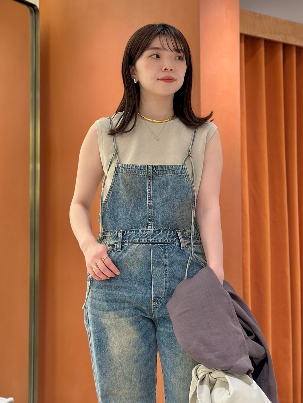 「春めき満開コーデ、春色、休日スタイル、お出かけコーデ、大人カジュアル、シンプルスタイル、ママファッション、キレイめ、ベージュ、おでかけコーデ、シアー、オールインワン、デニムコーデ、ジャケット、ジャケットスタイル」｜「Whim Gazetteのラミーダブルジャケット（テーラードジャケット、グレー系）」を使った、髙橋さん（骨格ストレート・レディース・158cm）の春コーディネートの8枚目の写真