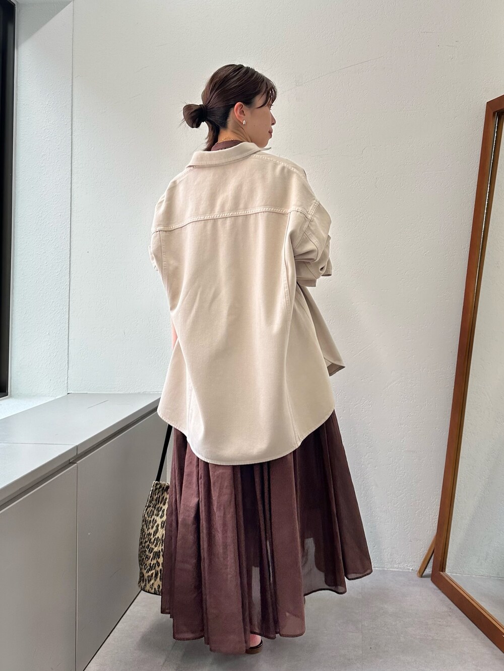 「サンダル、ワンピース、きれいめカジュアル、休日スタイル、お出かけコーデ、夏コーデ、オトナ女子、ロングワンピース、ワンピーススタイル、ノースリーブ、ウィムガゼット、whimgazette、オーバーサイズ、シャツコーデ、シャツスタイル」｜「Whim Gazetteのシルクローンギャザーワンピース（ワンピース、ブラウン系）」を使った、髙橋さん（レディース・158cm）の春コーディネートの3枚目の写真