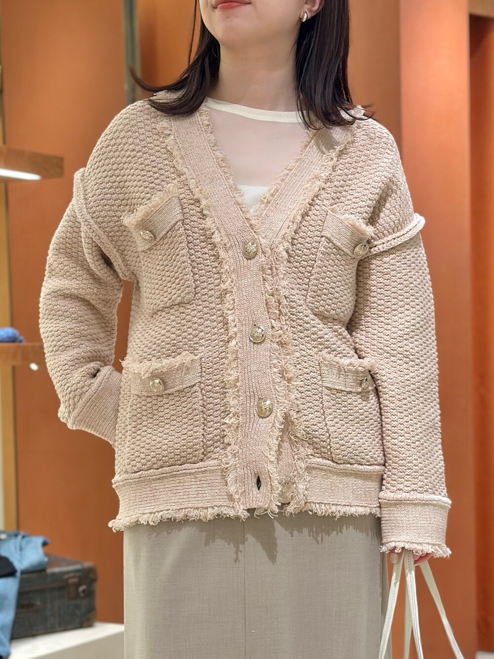「シアートップス、おでかけコーデ、春、キレイめカジュアル、淡色コーデ、骨格ストレート、30代コーデ、ロングスカート、ツイード、ツイードジャケット、カーディガン、ローファー、レザーバッグ、ワントーンコーデ、whimgazette」|「Drawing Numbersの【Drawing Numbers】キュプラシースルーブラウス(シャツ/ブラウス、ホワイト系)」を使った、髙橋さん(骨格ストレート・レディース・158cm)の春コーディネートの5枚目の写真