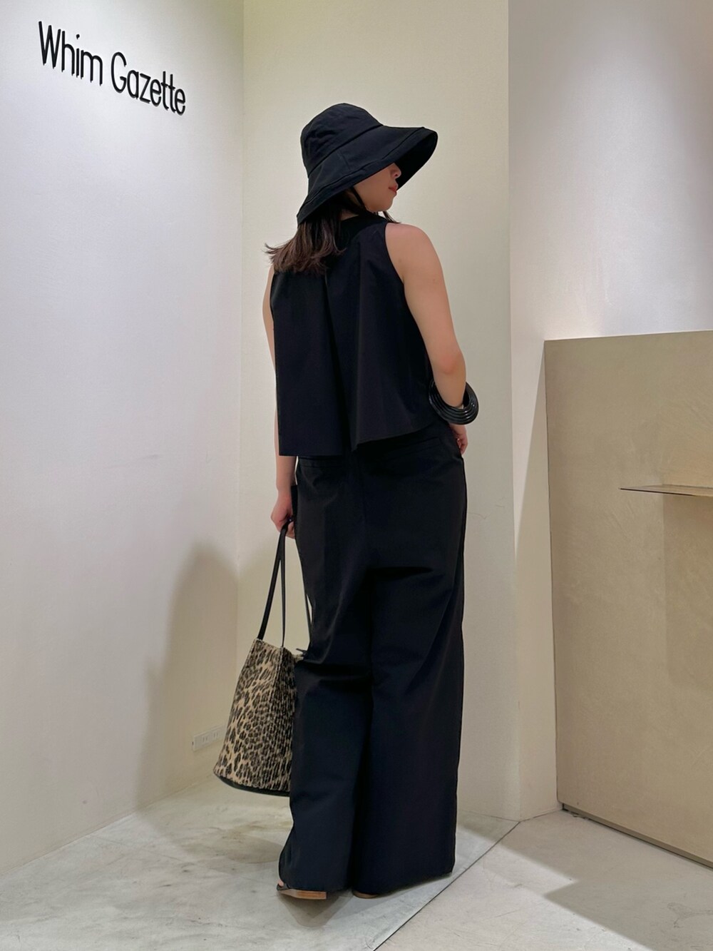 「大人カジュアル、お出かけコーデ、アウトドアスタイル、春夏コーデ、シンプルコーデ、きれいめカジュアル、休日スタイル、おでかけコーデ、夏コーデ、30代コーデ、ママファッション、ウィムガゼット、whimgazette、ブラック、オールインワン」|「THE PAUSEの【THE PAUSE】ブリムハット(ハット、ブラック系)」を使った、髙橋さん(レディース・158cm)の春コーディネートの3枚目の写真