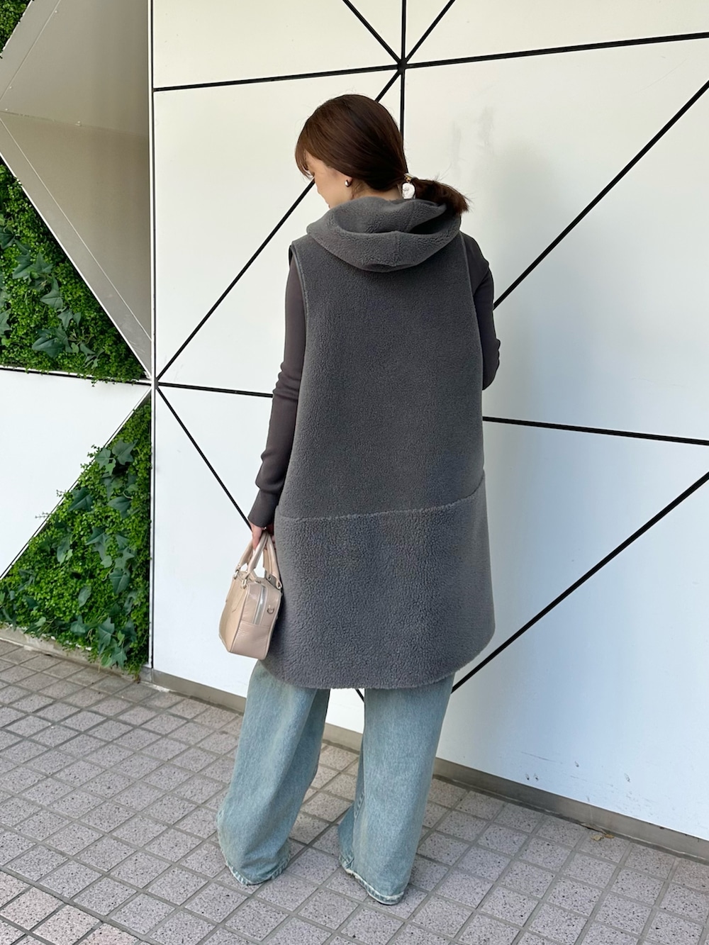 「デニム、シンプルコーデ、きれいめカジュアル、お出かけコーデ、休日スタイル、おでかけコーデ、30代コーデ、秋コーデ、ウィムガゼット、whimgazette、ボア、ジレ、オフショル、デニムパンツ、グレー」｜「THE PAUSEの【THE PAUSE】オフショルニットプルオーバー（ニット/セーター、グレー系）」を使った、髙橋さん（レディース・158cm）の夏コーディネートの3枚目の写真