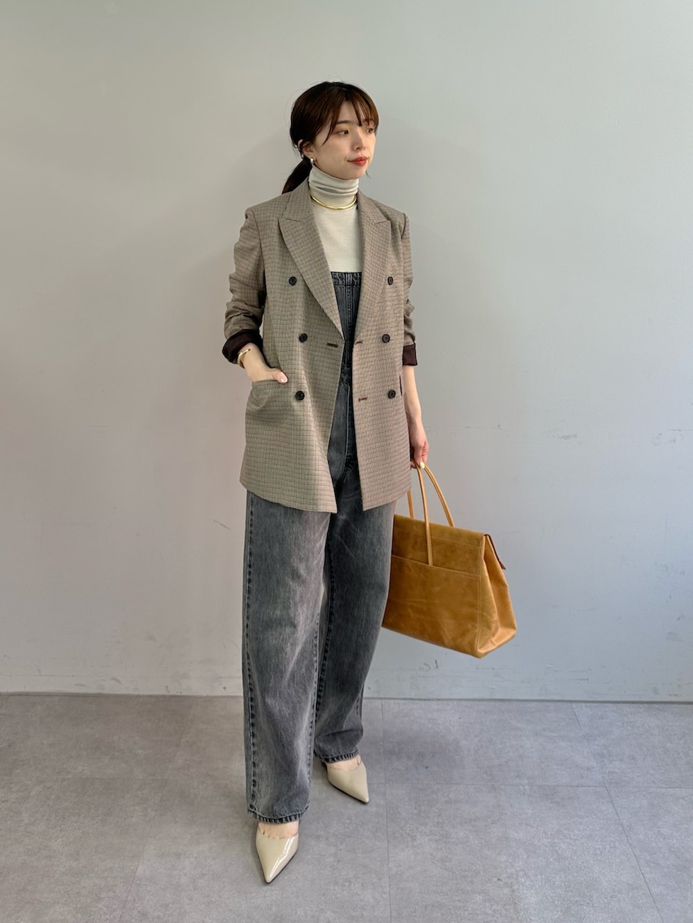 「夏コーデ、きれいめカジュアル、デニム、お出かけコーデ、ノースリーブ、トートバッグ、夏服コーデ、おでかけコーデ、キレイめカジュアル、大人ファッション、ジャケット、オールインワン、タートルネック、ウィムガゼット、whimgazette」｜「Whim Gazetteの【Hoaw.】チョーカー（チョーカー、シルバー系）」を使った、髙橋さん（レディース・158cm）の夏コーディネートの5枚目の写真