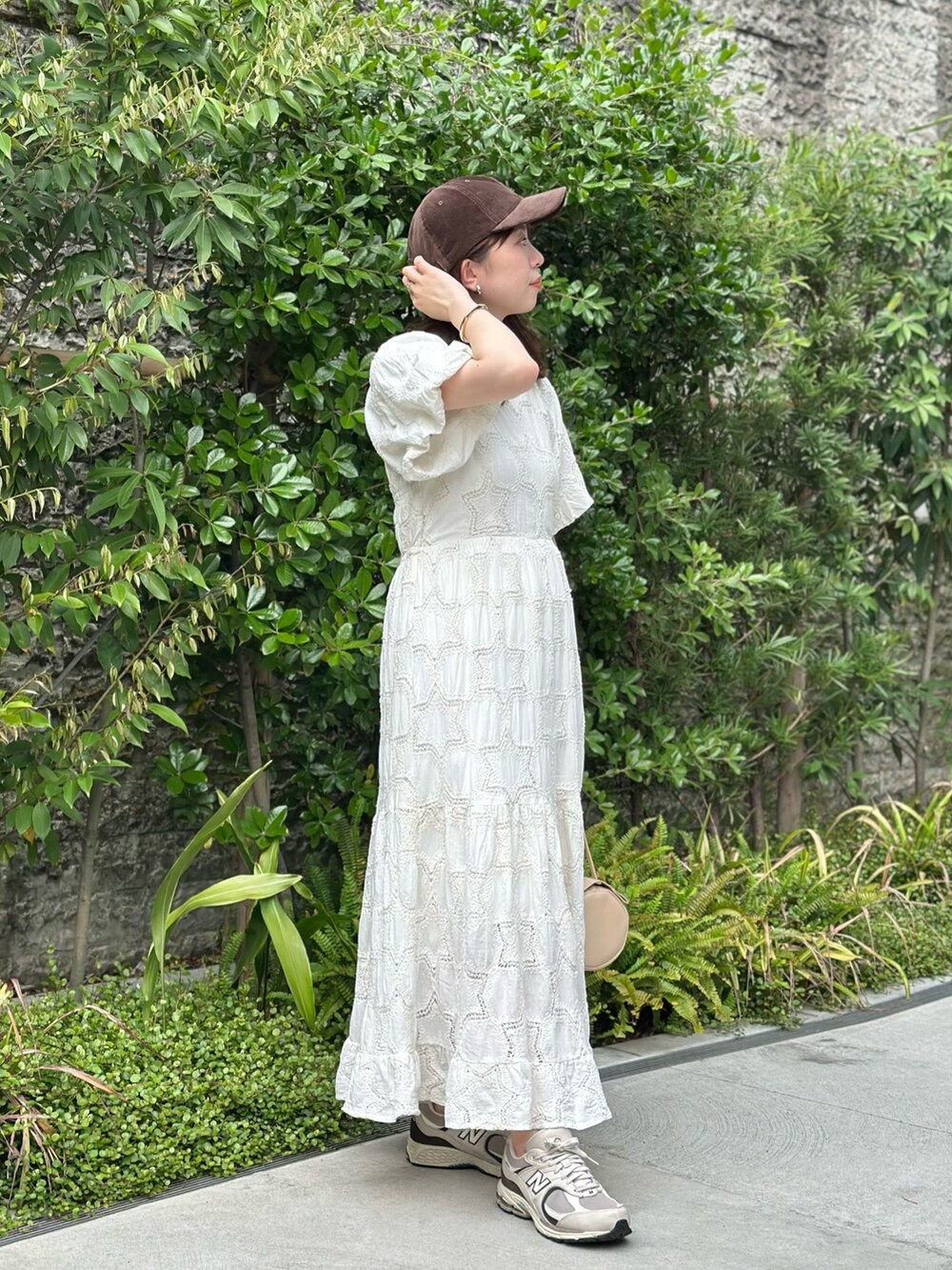 「大人カジュアル、春夏コーデ、キャップ、淡色コーデ、ワンピース、休日スタイル、スニーカー、お出かけコーデ、大人女子、キレイめカジュアル、30代コーデ、ワンピーススタイル、ママコーデ、ウィムガゼット、whimgazette」｜「Whim Gazetteの【Hoaw.】横長シリンダーバッグ（ハンドバッグ、ベージュ系）」を使った、髙橋さん（レディース・158cm）の春コーディネートの4枚目の写真