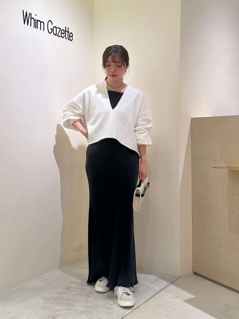 「大人カジュアル、モノトーン、春夏コーデ、シンプルコーデ、レイヤードスタイル、休日スタイル、スニーカー、ラクチンコーデ、リラックススタイル、カジュアルコーデ、キャミワンピ、ウィムガゼット、whimgazette、スウエット、30代コーデ」｜「Whim GazetteのスウェットVネックプルオーバー２（スウェット、ホワイト系）」を使った、髙橋さん（レディース・158cm）の春コーディネートの5枚目の写真