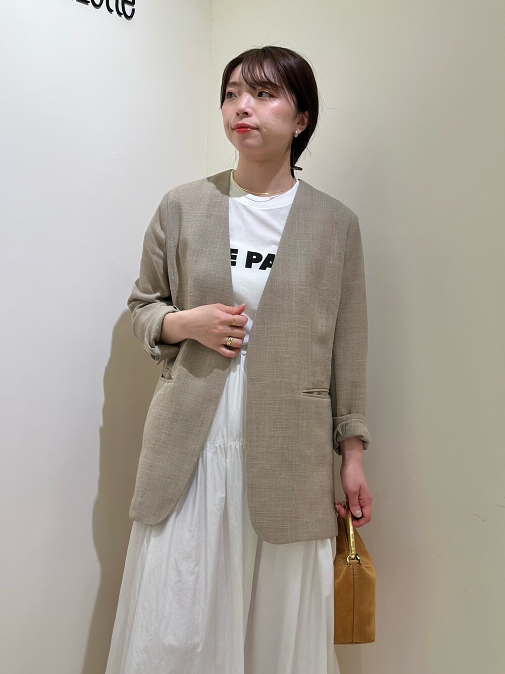 「ジャケット、春コーデ、春服コーデ、春服、カジュアルコーデ、30代コーデ、大人カジュアル、ウィムガゼット、whimgazette、ノーカラージャケット、ジャケットスタイル、フレアスカート、ロゴT、ママコーデ」|「Whim Gazetteの【Hoaw.】Knot チョーカー(チョーカー、ゴールド系)」を使った、髙橋さん(骨格ストレート・レディース・158cm)の春コーディネートの5枚目の写真