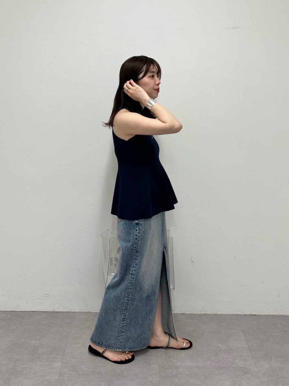 「春色、休日スタイル、デートコーデ、お出かけコーデ、大人カジュアル、春夏コーデ、大人コーデ、大人女子、春服コーデ、シンプルコーデ、デニムコーデ、スカート、ウィムガゼット、whimgazette、オトナカジュアル」|「Whim Gazetteのアメスリフレアプルオーバー(ニット/セーター、ブルー系)」を使った、髙橋さん(レディース・158cm)の春コーディネートの4枚目の写真