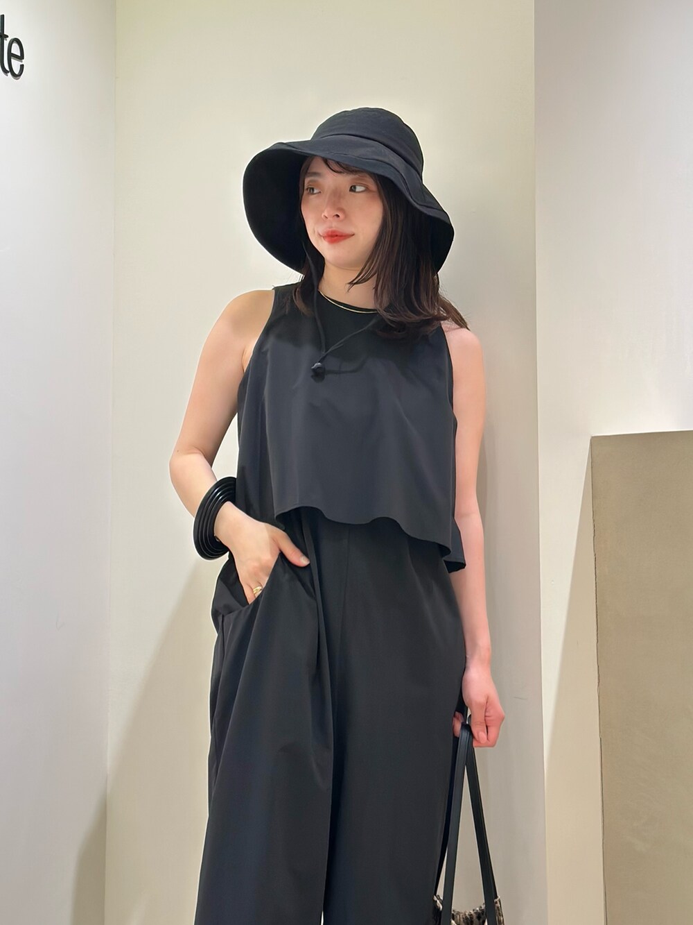 「大人カジュアル、お出かけコーデ、アウトドアスタイル、春夏コーデ、シンプルコーデ、きれいめカジュアル、休日スタイル、おでかけコーデ、夏コーデ、30代コーデ、ママファッション、ウィムガゼット、whimgazette、ブラック、オールインワン」|「THE PAUSEの【THE PAUSE】ブリムハット(ハット、ブラック系)」を使った、髙橋さん(レディース・158cm)の春コーディネートの5枚目の写真
