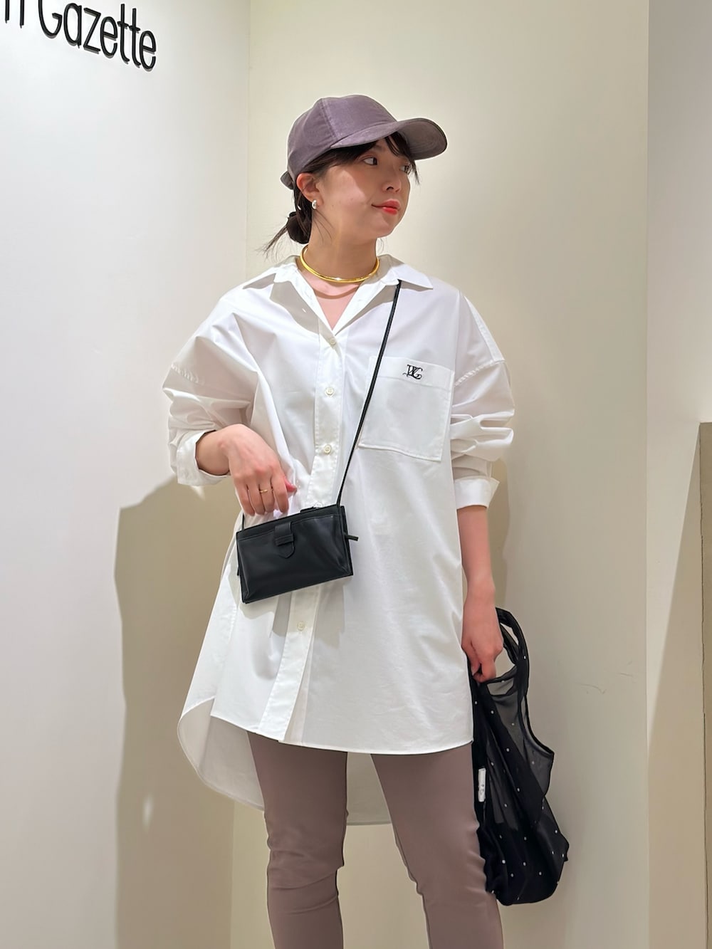 ホワイト系のシャツ/ブラウス、ブラウン系のその他パンツ、ゴールド系のパンプスを着用したレディースの春コーディネートの3枚目の写真