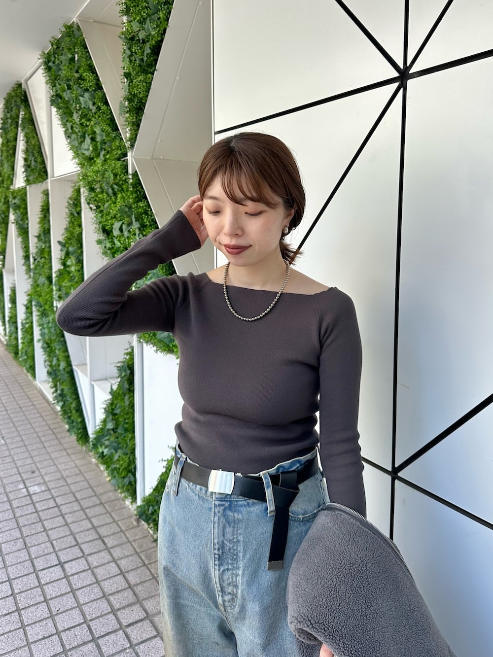 「デニム、シンプルコーデ、きれいめカジュアル、お出かけコーデ、休日スタイル、おでかけコーデ、30代コーデ、秋コーデ、ウィムガゼット、whimgazette、ボア、ジレ、オフショル、デニムパンツ、グレー」｜「THE PAUSEの【THE PAUSE】オフショルニットプルオーバー（ニット/セーター、グレー系）」を使った、髙橋さん（レディース・158cm）の夏コーディネートの7枚目の写真