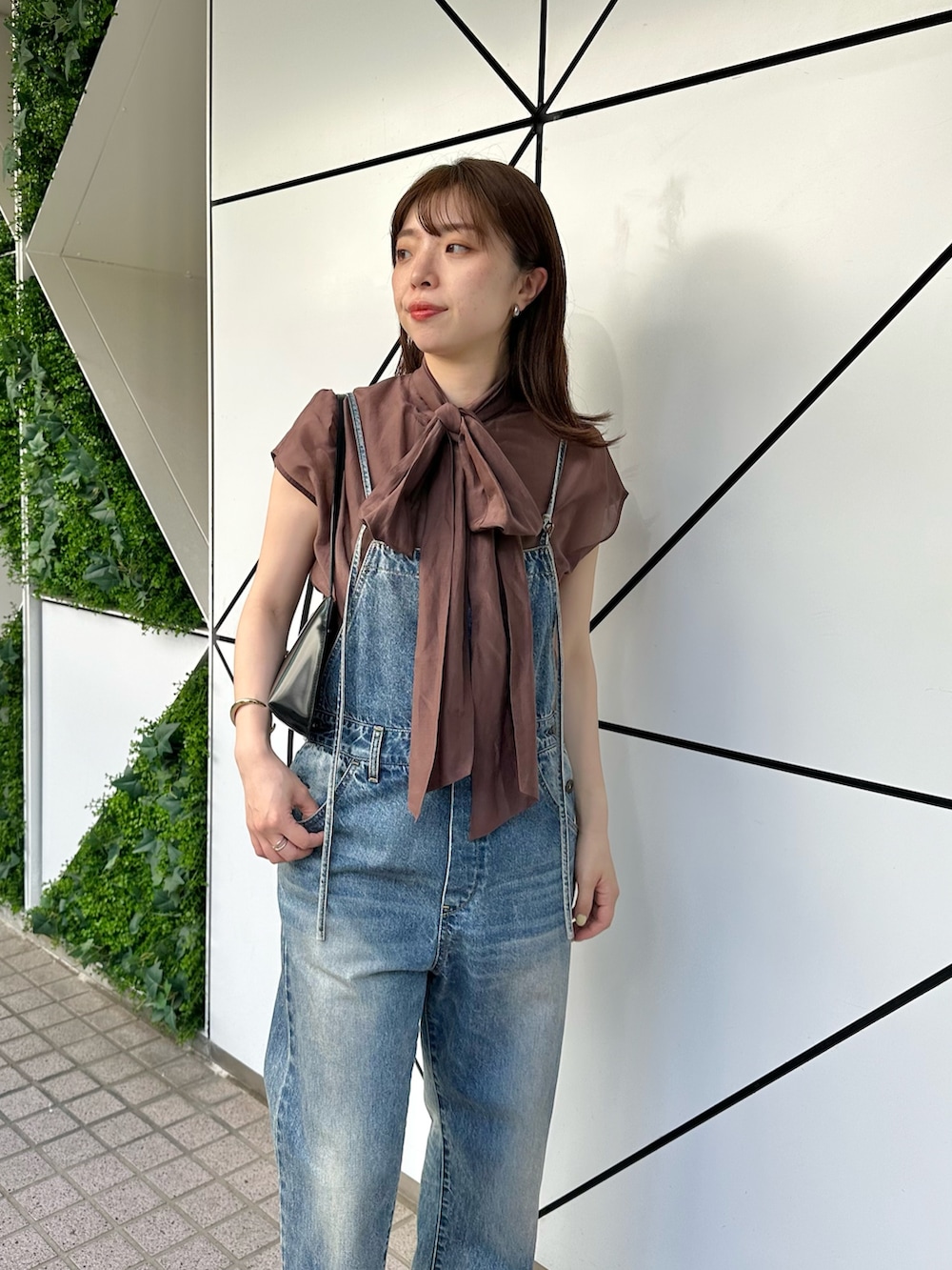 「きれいめカジュアル、休日スタイル、デニム、シアートップス、お出かけコーデ、夏コーデ、大人かわいい、キレイめカジュアル、サロペット、オールインワン、ウィムガゼット、whimgazette、オトナカジュアル、ブラウス、骨格ストレート」｜「Whim Gazetteのデニムオールインワン2（つなぎ/オールインワン、ブルー系）」を使った、髙橋さん（レディース・158cm）の春コーディネートの6枚目の写真