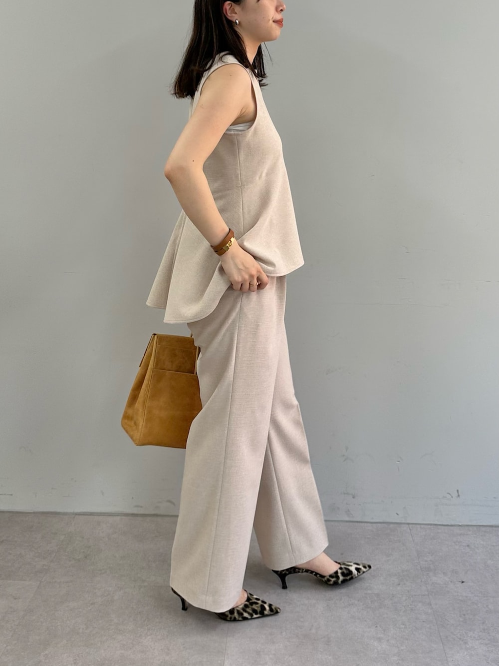 「春コーデ、パンツスタイル、オトナカワイイ、シンプルコーデ、大人ガーリー、春カラー、きれいめカジュアル、お仕事コーデ、オフィスカジュアル、ウィムガゼット、whimgazette、セットアップ、ぺプラムトップス、レオパード、ママコーデ」|「Whim Gazetteのストレッチブッチャーパンツ(スラックス、ピンク系)」を使った、髙橋さん(骨格ストレート・レディース・158cm)の春コーディネートの4枚目の写真