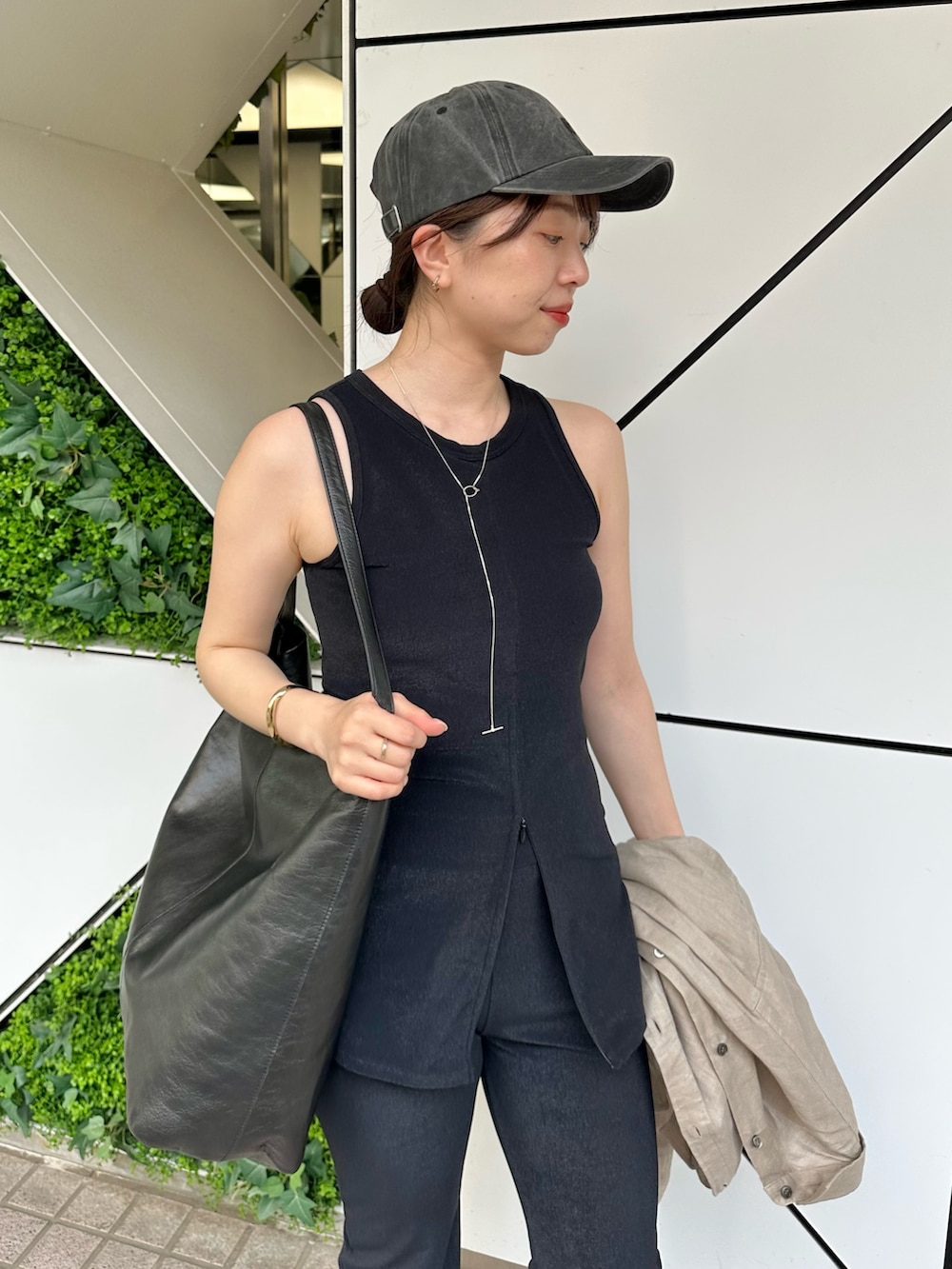 「休日スタイル、お出かけコーデ、大人カジュアル、アウトドアスタイル、カジュアルスタイル、おでかけコーデ、ウィムガゼット、whimgazette、リネン、スイムウェア、水着、オトナカジュアル、30代コーデ、ママコーデ」|「Whim Gazetteの<水着>パイルスリットパンツ(水着、ブラック系)」を使った、髙橋さん(レディース・158cm)の春コーディネートの7枚目の写真