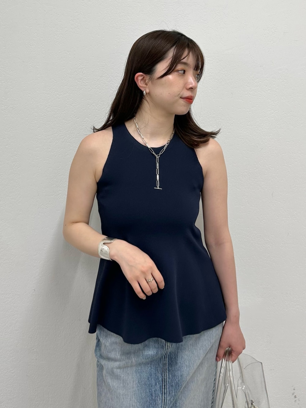 「春色、休日スタイル、デートコーデ、お出かけコーデ、大人カジュアル、春夏コーデ、大人コーデ、大人女子、春服コーデ、シンプルコーデ、デニムコーデ、スカート、ウィムガゼット、whimgazette、オトナカジュアル」|「Whim Gazetteのアメスリフレアプルオーバー(ニット/セーター、ブルー系)」を使った、髙橋さん(レディース・158cm)の春コーディネートの5枚目の写真