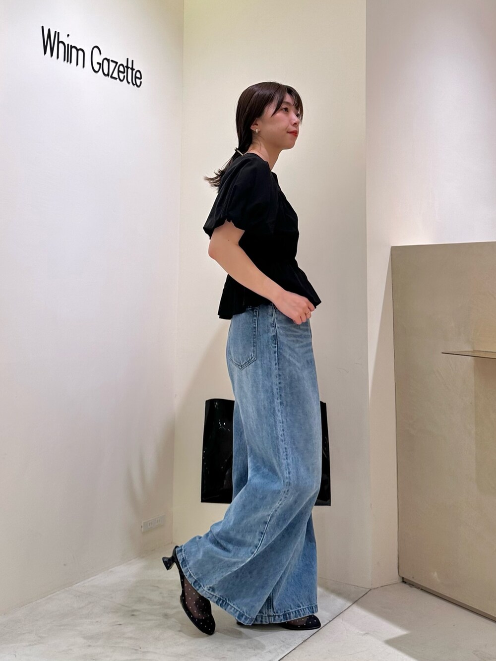 「春コーデ、春めき満開コーデ、春服コーデ、おでかけコーデ、大人ファッション、お花見コーデ、大人ガーリー、大人かわいい、ウィムガゼット、whimgazette、デニム、デニムパンツ、デニムコーデ、ブラウス、パフスリーブ」｜「THE PAUSEの【THE PAUSE】パフスリーブブラウス（シャツ/ブラウス、ブラック系）」を使った、髙橋さん（骨格ストレート・レディース・158cm）の春コーディネートの4枚目の写真