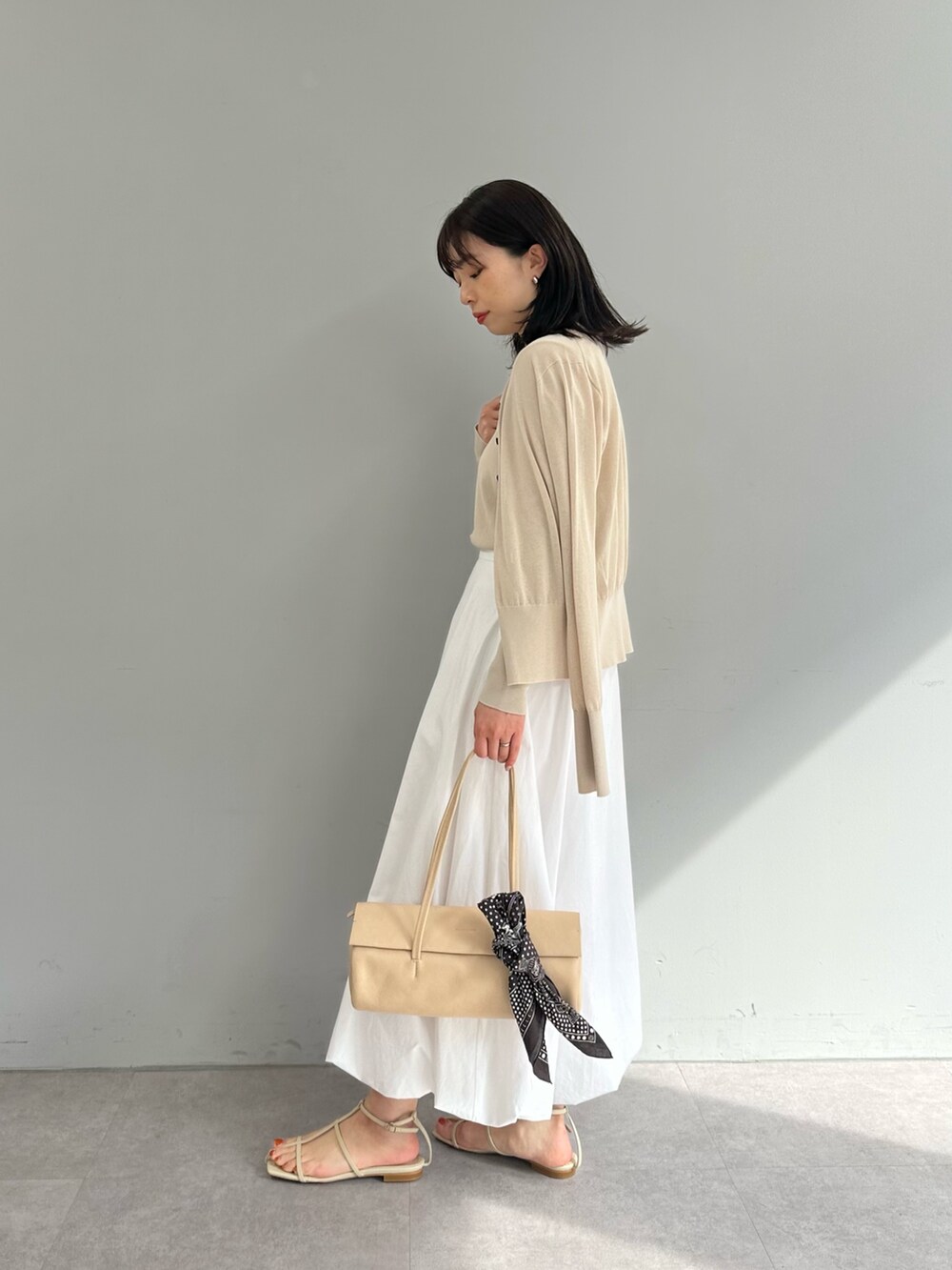 「春コーデ、春めき満開コーデ、春服コーデ、春、春服、お花見コーデ、30代コーデ、大人カジュアル、バルーンスカート、シアートップス、ウィムガゼット、whimgazette、きれいめカジュアル、ワントーンコーデ、ワントーン」｜「Whim Gazetteのハイゲージ天竺プルオーバー（ニット/セーター、ベージュ系）」を使った、髙橋さん（骨格ストレート・レディース・158cm）の春コーディネートの2枚目の写真