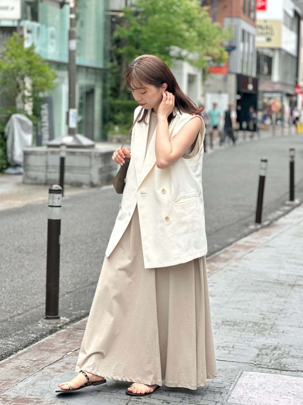 「サンダル、きれいめカジュアル、休日スタイル、お出かけコーデ、淡色コーデ、大人カジュアルコーデ、春夏コーデ、30代コーデ、ママファッション、ワンピース、ジレ、ワントーンコーデ、ノースリーブ、ウィムガゼット、whimgazette」｜「Whim Gazetteのカットフレアワンピース（ワンピース、ベージュ系）」を使った、髙橋さん（レディース・158cm）の春コーディネートの4枚目の写真