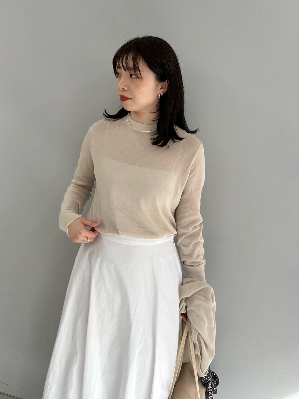 「春コーデ、春めき満開コーデ、春服コーデ、春、春服、お花見コーデ、30代コーデ、大人カジュアル、バルーンスカート、シアートップス、ウィムガゼット、whimgazette、きれいめカジュアル、ワントーンコーデ、ワントーン」｜「Whim Gazetteのハイゲージ天竺プルオーバー（ニット/セーター、ベージュ系）」を使った、髙橋さん（骨格ストレート・レディース・158cm）の春コーディネートの6枚目の写真