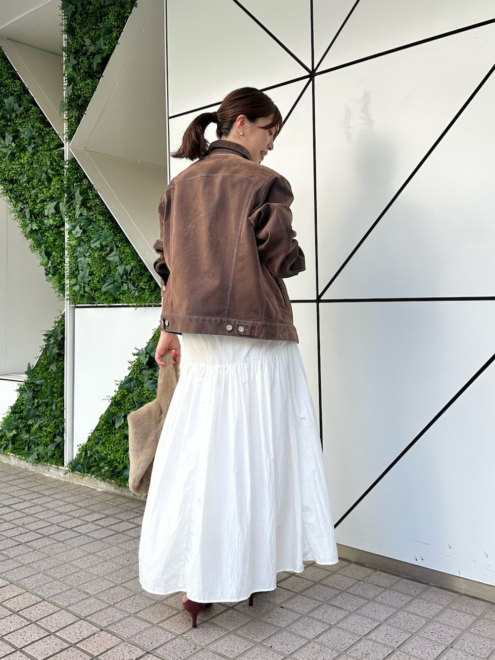 「デニム、白Tシャツ、シンプルコーデ、きれいめカジュアル、ノースリーブ、お出かけコーデ、秋コーデ、Gジャン、ウィムガゼット、whimgazette、フレアスカート、ファーバッグ、オトナカジュアル、骨格ストレート、30代コーデ」|「Whim Gazetteのヴィンテージタフタスカート(スカート、ホワイト系)」を使った、髙橋さん(レディース・158cm)の夏コーディネートの4枚目の写真