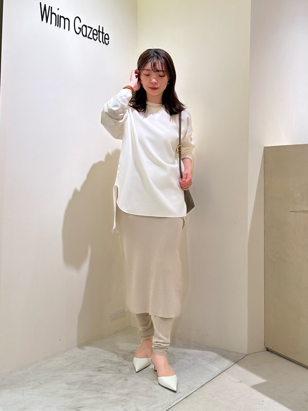 「春色、春めき満開コーデ、淡色コーデ、休日スタイル、お出かけコーデ、大人カジュアル、オトナカジュアル、春服、キレイめカジュアル、カジュアルスタイル、ウィムガゼット、whimgazette、きれいめカジュアル、レギンス、ワントーンコーデ」|「Whim GazetteのVガゼットプルオーバー(シャツ/ブラウス、ホワイト系)」を使った、髙橋さん(レディース・158cm)の春コーディネートの5枚目の写真