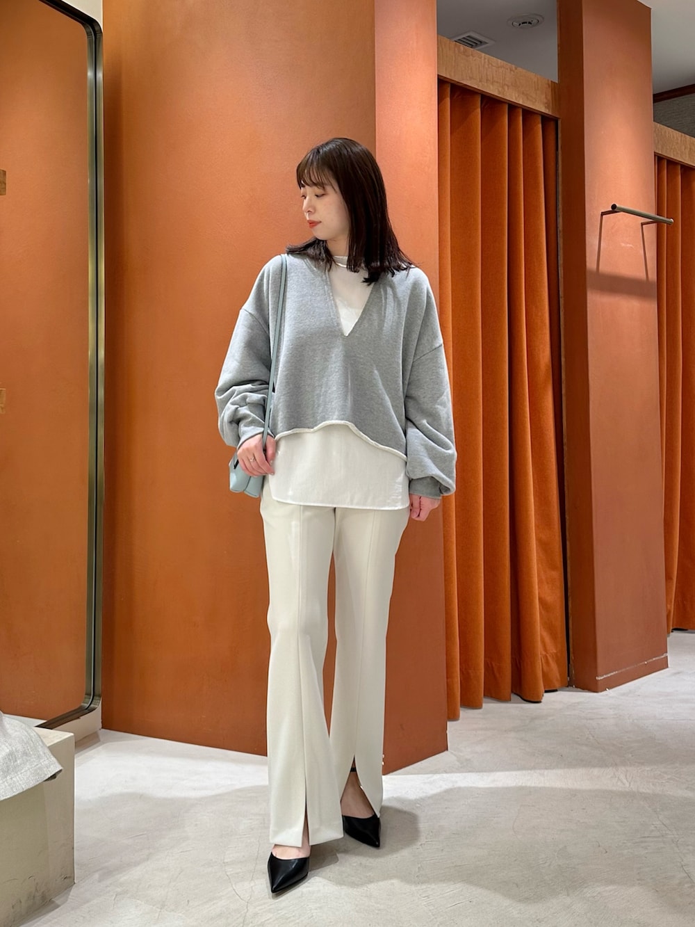 「春めき満開コーデ、休日スタイル、お出かけコーデ、大人カジュアル、ラクチンコーデ、キレイめコーデ、大人ファッション、オトナカジュアル、スウェット、スウェットコーデ、春コーデ、ウィムガゼット、whimgazette、レイヤードスタイル」|「Whim GazetteのスウェットVネックプルオーバー2(スウェット、グレー系)」を使った、髙橋さん(レディース・158cm)の春コーディネートの5枚目の写真