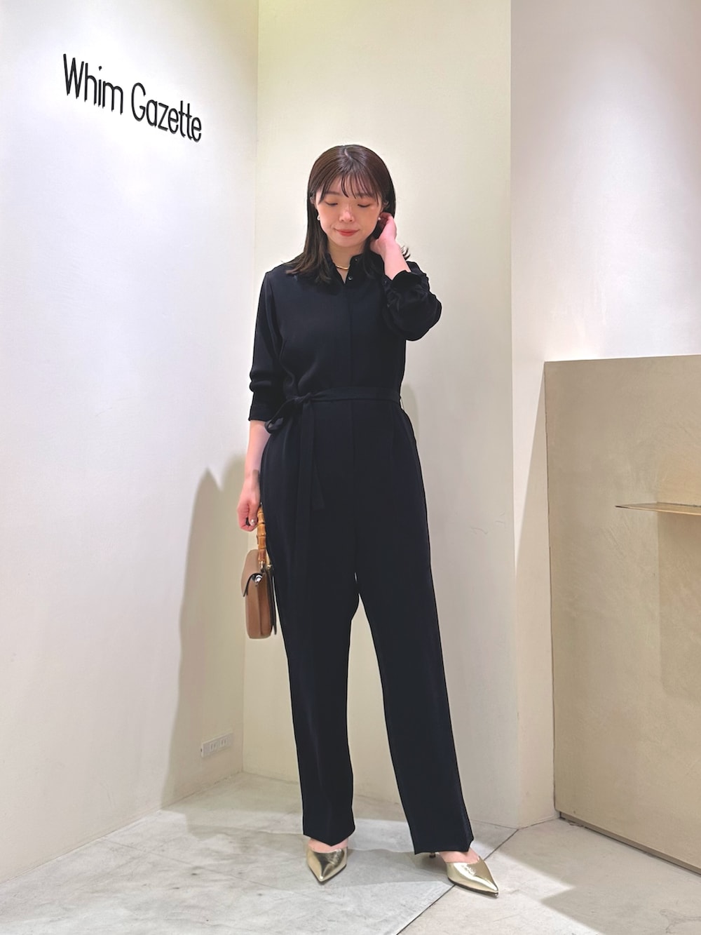 「オールインワン、ジャンプスーツ、キレイめカジュアル、パンツコーデ、オトナ女子、キレイめコーデ、30代コーデ、40代ファッション、お仕事コーデ、キレイめ」｜「Whim Gazetteの【インフルエンサーコラボ】ダブルクロスオールインワン（つなぎ/オールインワン、ブラック系）」を使った、髙橋さん（骨格ストレート・レディース・158cm）の冬コーディネートの3枚目の写真