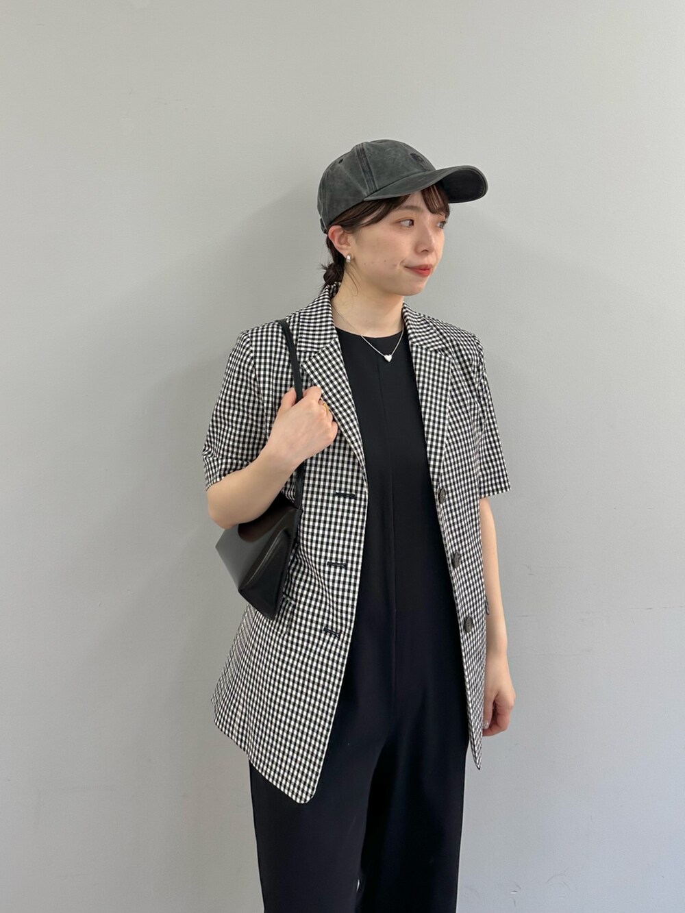 「カジュアルスタイル、おでかけコーデ、ラクチンコーデ、春夏コーデ、オトナ女子、大人ガーリー、ウィムガゼット、whimgazette、ジャンプスーツ、オールインワン、ジャケットスタイル、ジャケット、ギンガムチェック」|「Whim Gazetteの【Hoaw.】Heartネックレス(ネックレス、シルバー系)」を使った、髙橋さん(骨格ストレート・レディース・158cm)の春コーディネートの3枚目の写真