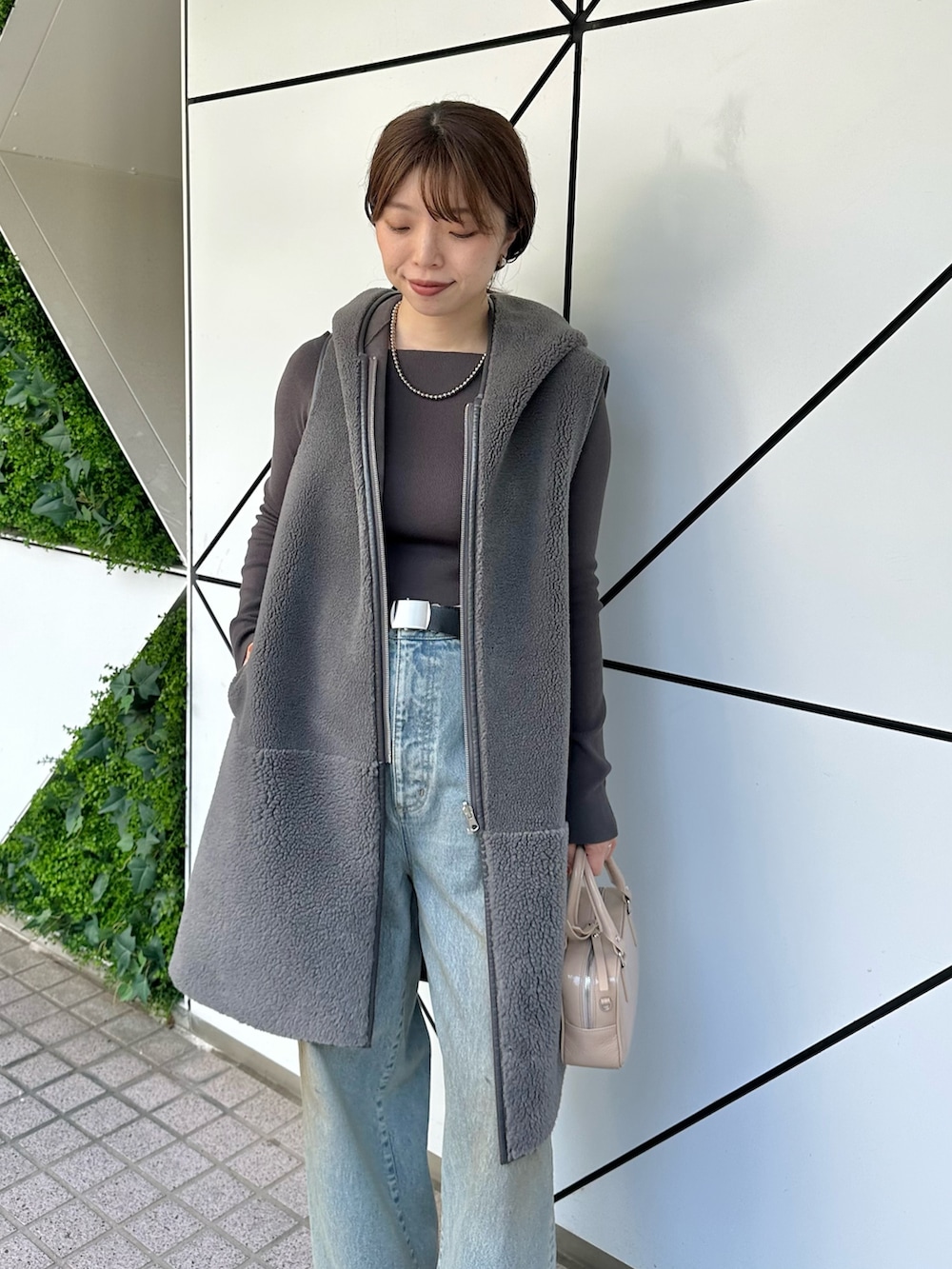 「デニム、シンプルコーデ、きれいめカジュアル、お出かけコーデ、休日スタイル、おでかけコーデ、30代コーデ、秋コーデ、ウィムガゼット、whimgazette、ボア、ジレ、オフショル、デニムパンツ、グレー」｜「THE PAUSEの【THE PAUSE】オフショルニットプルオーバー（ニット/セーター、グレー系）」を使った、髙橋さん（レディース・158cm）の夏コーディネートの5枚目の写真