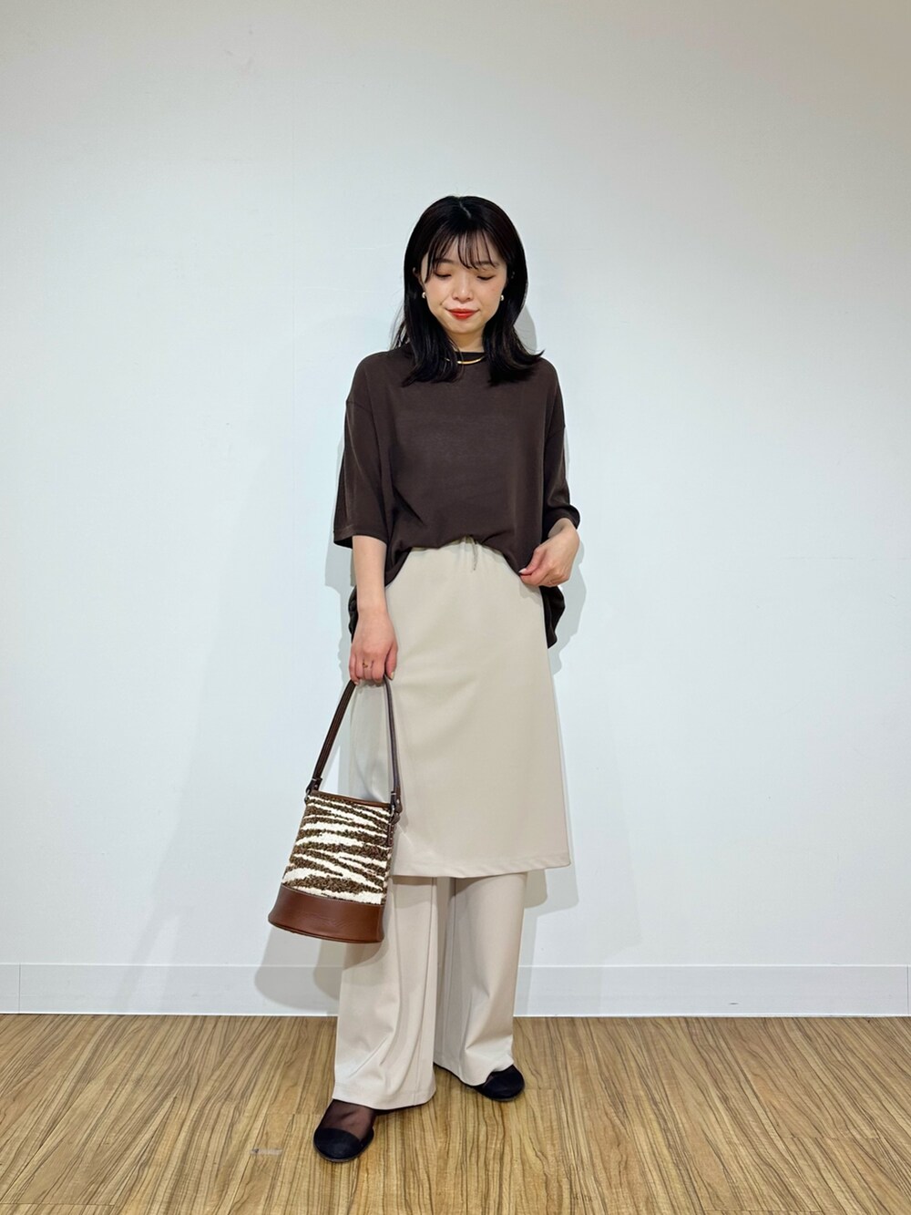 「whimgazette、ウィムガゼット、春服、春カラー、大人女子、おでかけコーデ、きれいめコーディネート、春ニット、春夏コーデ、カジュアルスタイル、ニット、骨格ストレート、レイヤードスタイル、春コーデ、ブラウン」｜「Whim Gazetteの【Hoaw.】チョーカー（チョーカー、ゴールド系）」を使った、髙橋さん（骨格ストレート・レディース・158cm）の春コーディネートの5枚目の写真