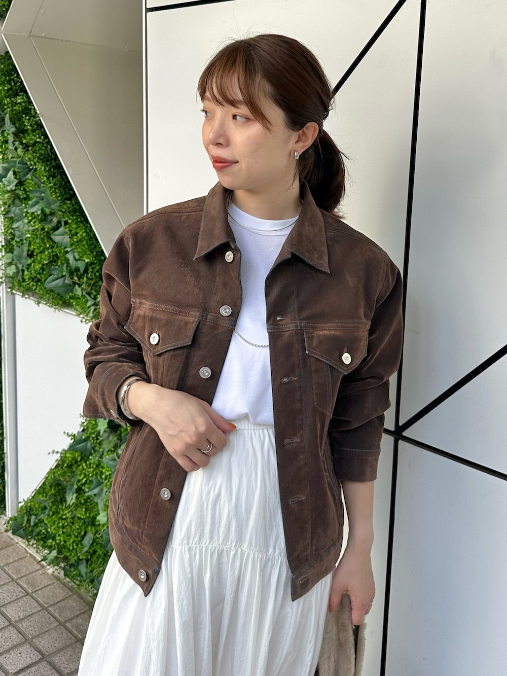 「デニム、白Tシャツ、シンプルコーデ、きれいめカジュアル、ノースリーブ、お出かけコーデ、秋コーデ、Gジャン、ウィムガゼット、whimgazette、フレアスカート、ファーバッグ、オトナカジュアル、骨格ストレート、30代コーデ」|「Whim Gazetteのヴィンテージタフタスカート(スカート、ホワイト系)」を使った、髙橋さん(レディース・158cm)の夏コーディネートの6枚目の写真