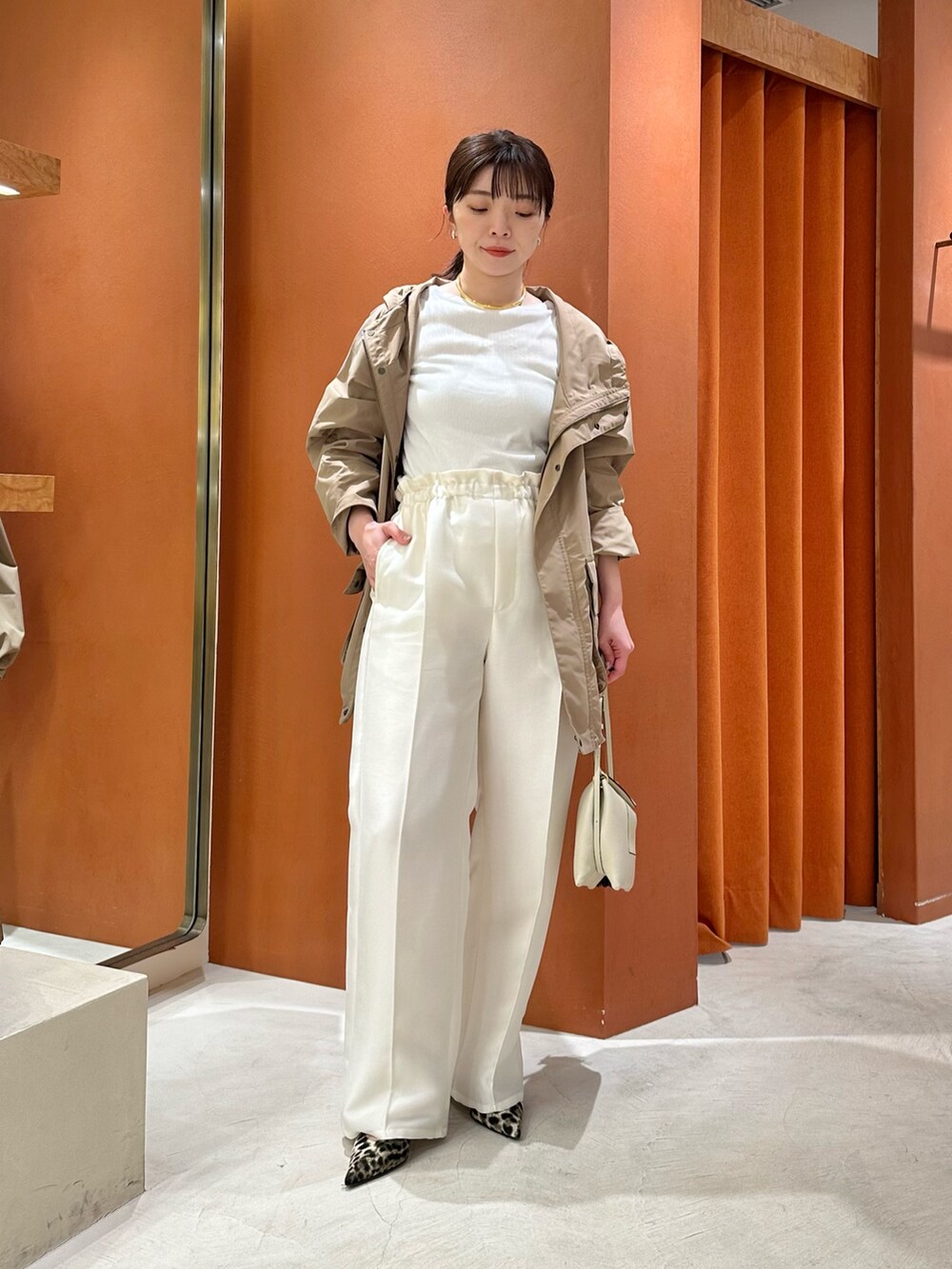「ロンT、春服、春カラー、大人女子、おでかけコーデ、きれいめコーディネート、春夏コーデ、骨格ストレート、ウィムガゼット、whimgazette、ホワイト、ホワイトコーデ、ホワイトパンツ、ブルゾン、レオパード」｜「Whim Gazetteのフーディーブルゾン（ブルゾン、ベージュ系）」を使った、髙橋さん（骨格ストレート・レディース・158cm）の春コーディネートの3枚目の写真