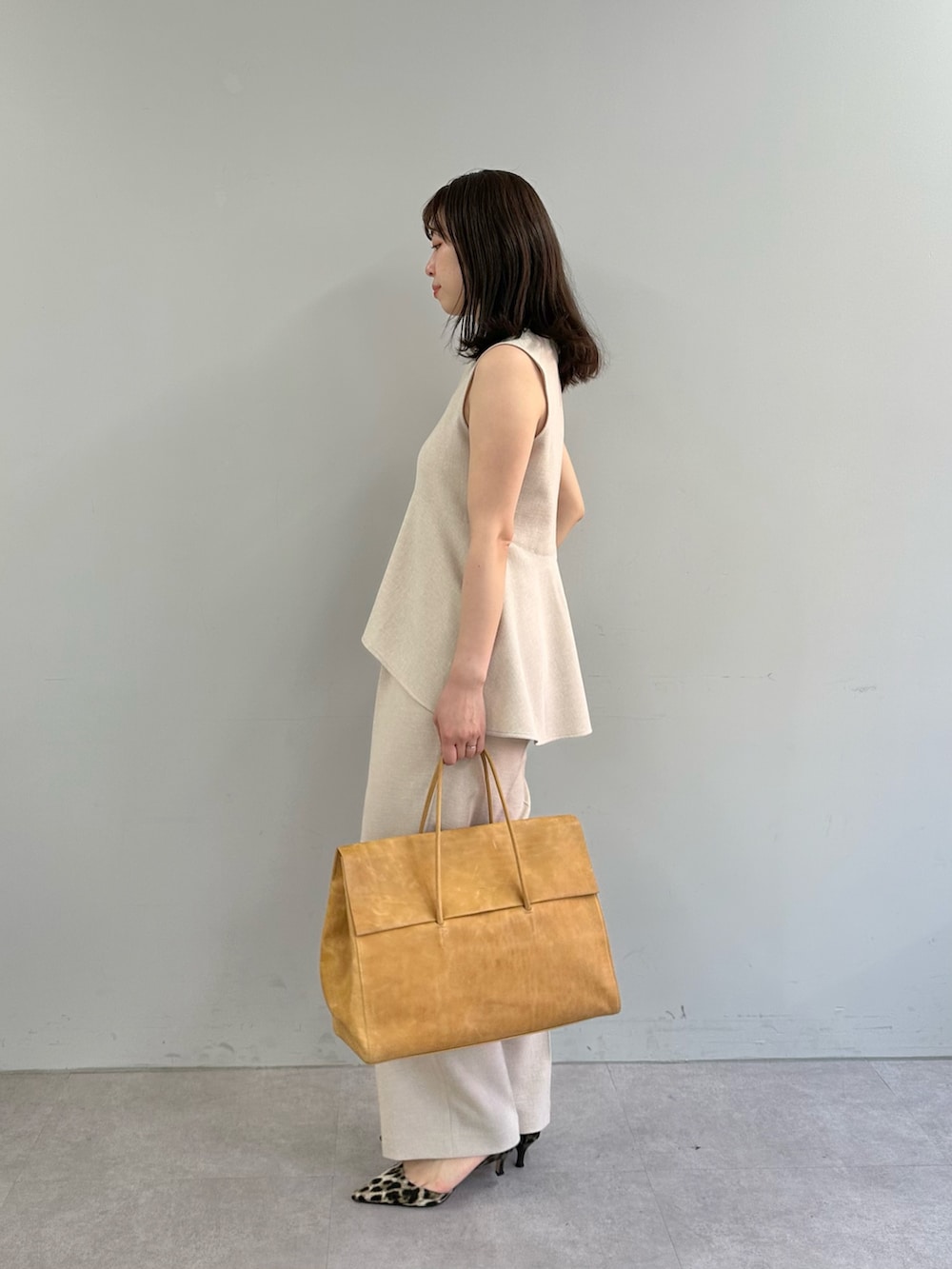 「春コーデ、パンツスタイル、オトナカワイイ、シンプルコーデ、大人ガーリー、春カラー、きれいめカジュアル、お仕事コーデ、オフィスカジュアル、ウィムガゼット、whimgazette、セットアップ、ぺプラムトップス、レオパード、ママコーデ」|「Whim Gazetteのストレッチブッチャーパンツ(スラックス、ピンク系)」を使った、髙橋さん(骨格ストレート・レディース・158cm)の春コーディネートの2枚目の写真