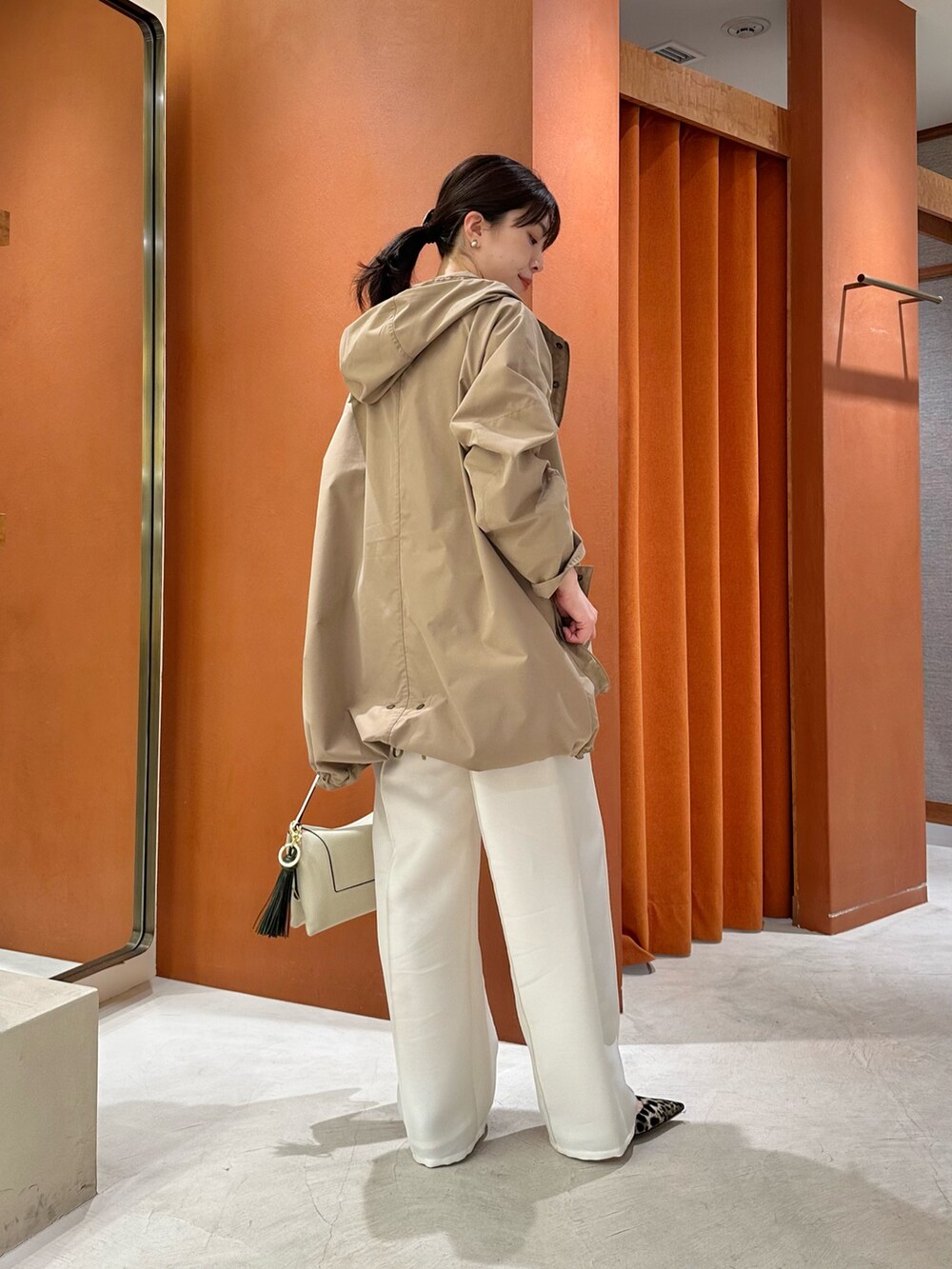 「ロンT、春服、春カラー、大人女子、おでかけコーデ、きれいめコーディネート、春夏コーデ、骨格ストレート、ウィムガゼット、whimgazette、ホワイト、ホワイトコーデ、ホワイトパンツ、ブルゾン、レオパード」｜「Whim Gazetteのフーディーブルゾン（ブルゾン、ベージュ系）」を使った、髙橋さん（骨格ストレート・レディース・158cm）の春コーディネートの2枚目の写真