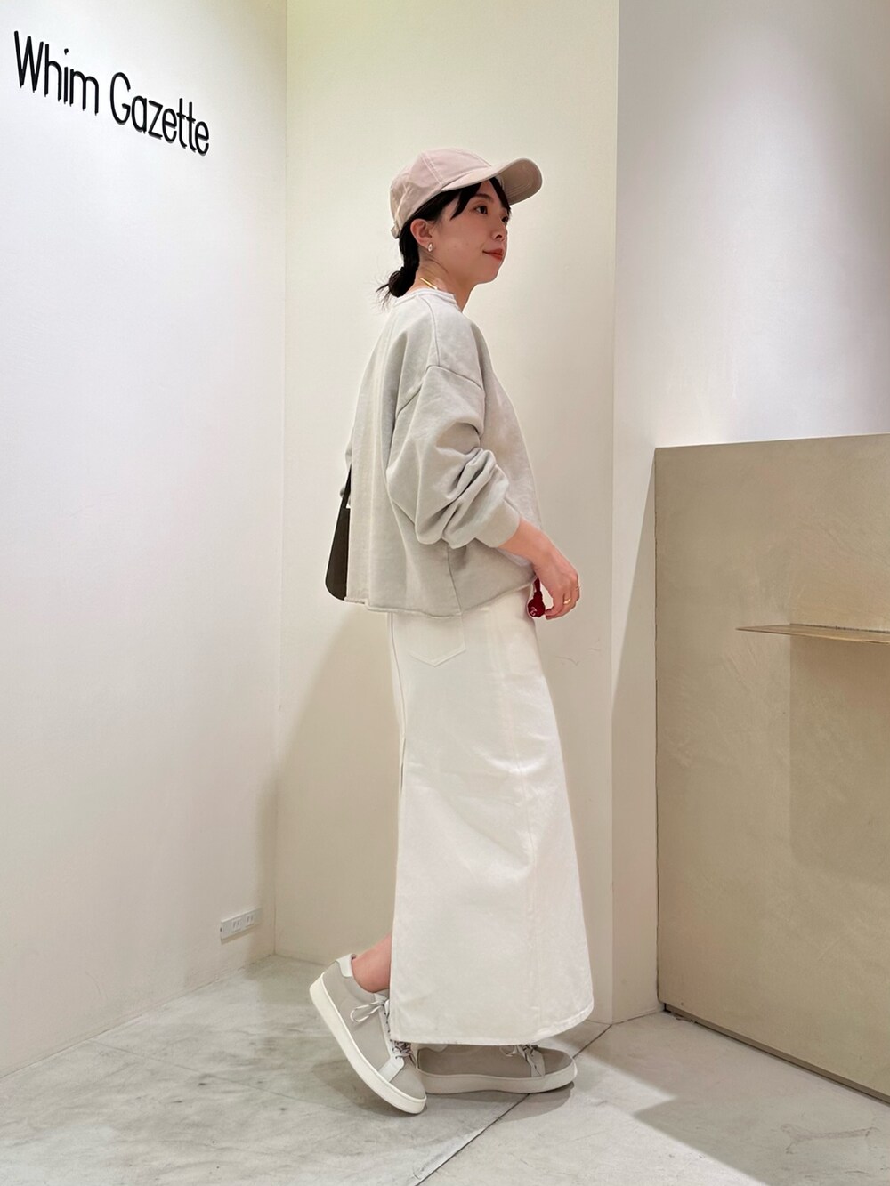 「ウィムガゼット、whimgazette、キャップ、春色、デニム、オトナカジュアル、大人コーデ、春服コーデ、スカートスタイル、大人ファッション、30代コーデ、ホワイトコーデ、スウェット、スニーカー、スニーカーコーデ」｜「Whim Gazetteのドロストデニムスカート（デニムスカート、ホワイト系）」を使った、髙橋さん（骨格ストレート・レディース・158cm）の春コーディネートの3枚目の写真