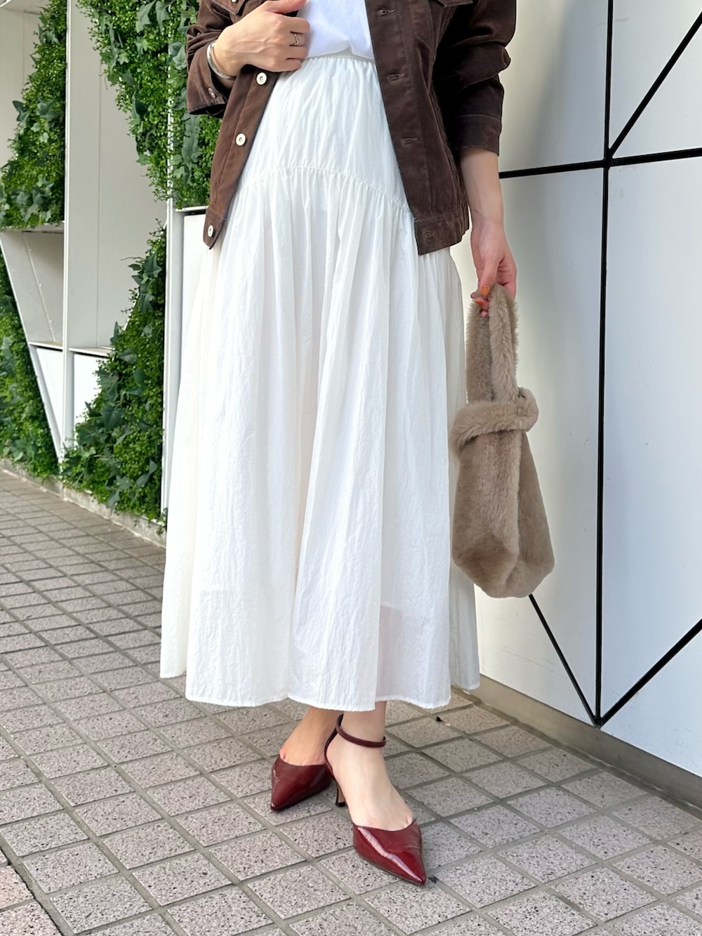 「デニム、白Tシャツ、シンプルコーデ、きれいめカジュアル、ノースリーブ、お出かけコーデ、秋コーデ、Gジャン、ウィムガゼット、whimgazette、フレアスカート、ファーバッグ、オトナカジュアル、骨格ストレート、30代コーデ」|「Whim Gazetteのヴィンテージタフタスカート(スカート、ホワイト系)」を使った、髙橋さん(レディース・158cm)の夏コーディネートの7枚目の写真