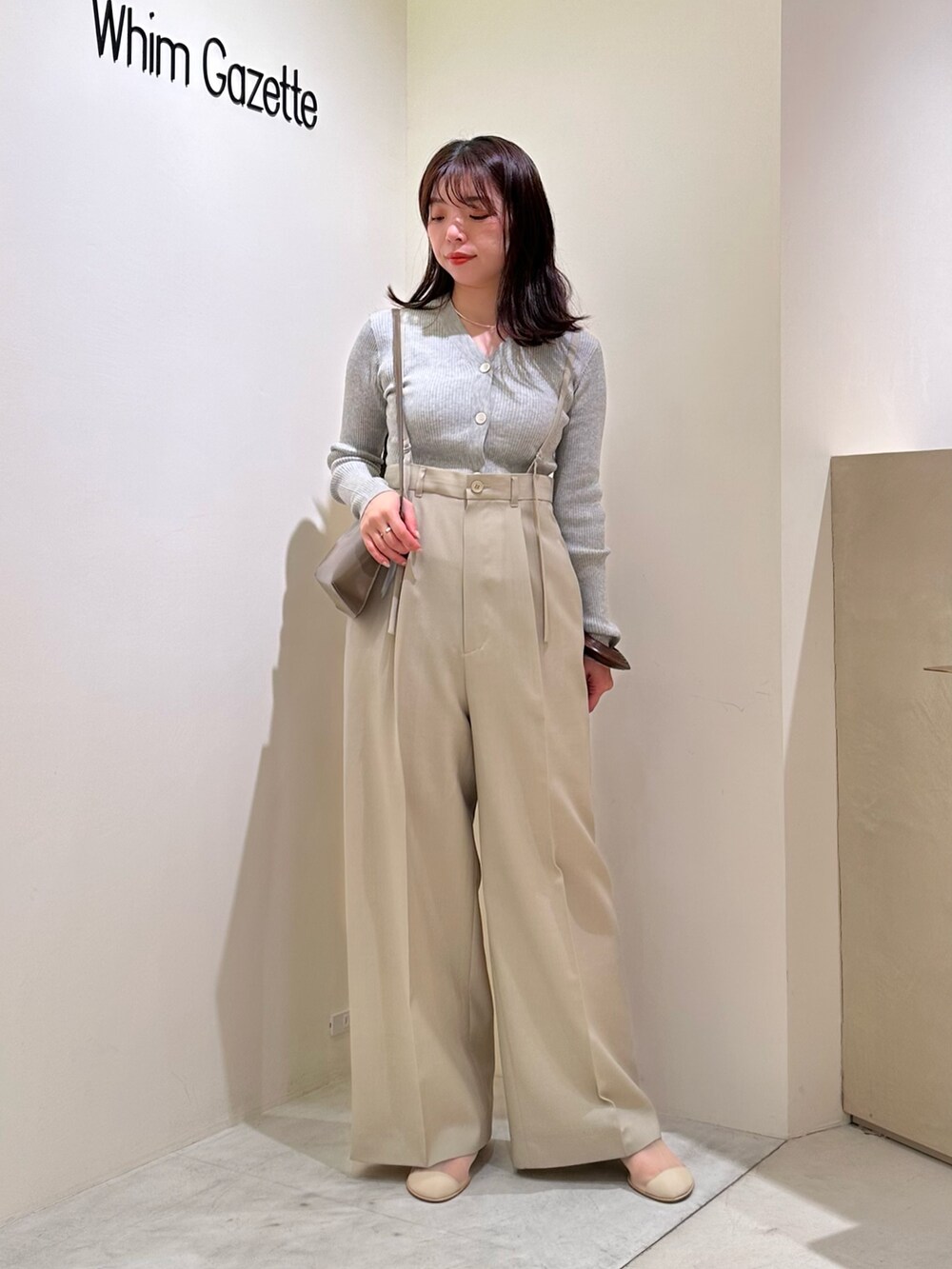 「ウィムガゼット、whimgazette、ワントーンコーデ、春服、春カラー、大人女子、おでかけコーデ、きれいめコーディネート、春ニット、骨格ストレート、30代コーデ、サスペンダー、リブニット、カーディガン、ミュール」｜「Whim GazetteのコットンシルクVネックカーディガン（カーディガン/ボレロ、グレー系）」を使った、髙橋さん（骨格ストレート・レディース・158cm）の春コーディネートの4枚目の写真