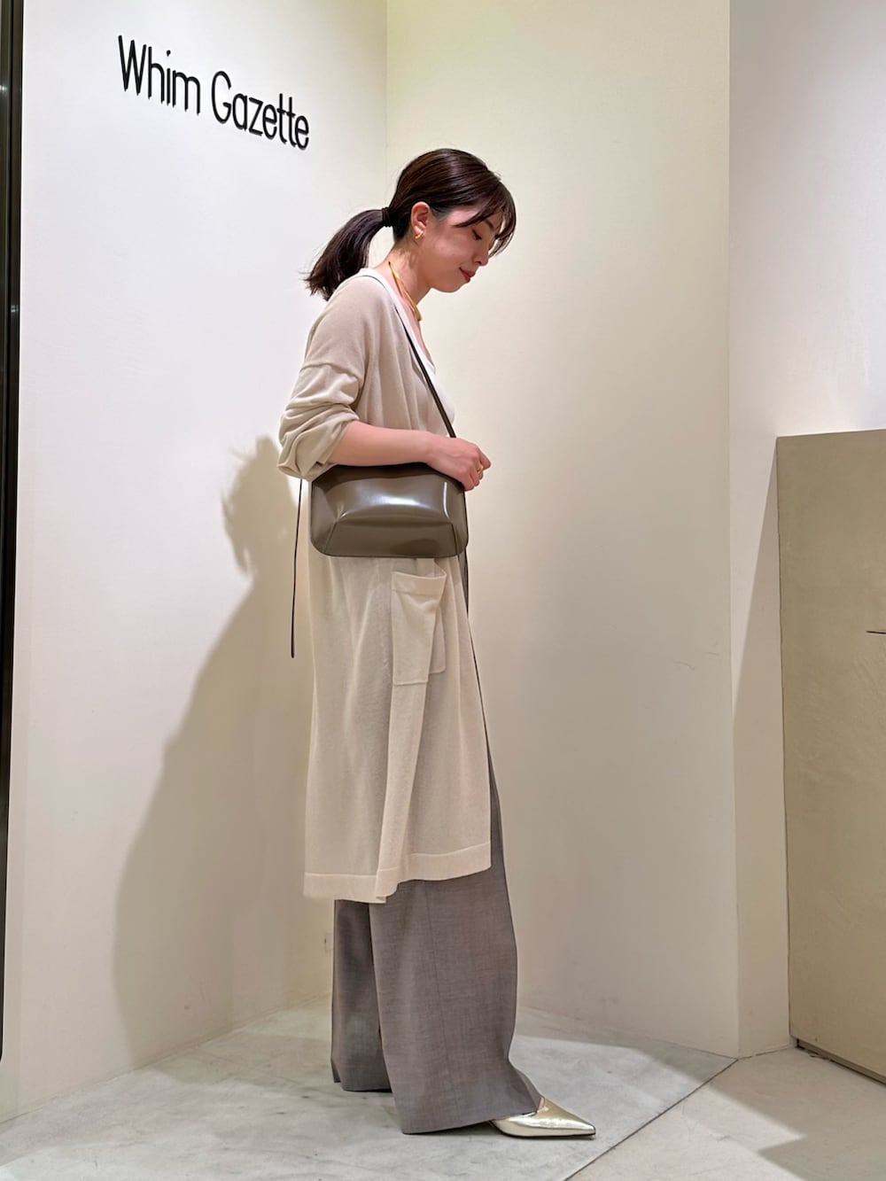 「春色、春めき満開コーデ、春コーデ、大人カジュアル、淡色コーデ、休日スタイル、お出かけコーデ、カーディガン、大人コーデ、きれいめコーディネート、ロングカーディガン、ワントーンコーデ、ママコーデ、きれいめカジュアル、ウィムガゼット」|「Whim GazetteのカップツキRIBタンク(Tシャツ/カットソー、ホワイト系)」を使った、髙橋さん(レディース・158cm)の春コーディネートの3枚目の写真