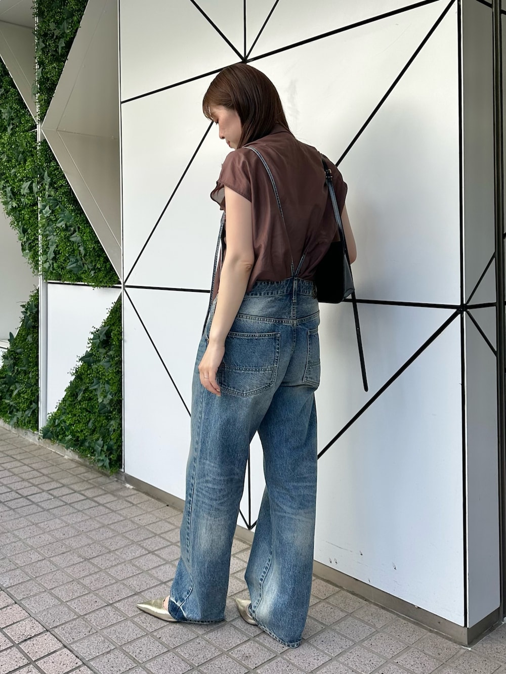 「きれいめカジュアル、休日スタイル、デニム、シアートップス、お出かけコーデ、夏コーデ、大人かわいい、キレイめカジュアル、サロペット、オールインワン、ウィムガゼット、whimgazette、オトナカジュアル、ブラウス、骨格ストレート」｜「Whim Gazetteのデニムオールインワン2（つなぎ/オールインワン、ブルー系）」を使った、髙橋さん（レディース・158cm）の春コーディネートの4枚目の写真