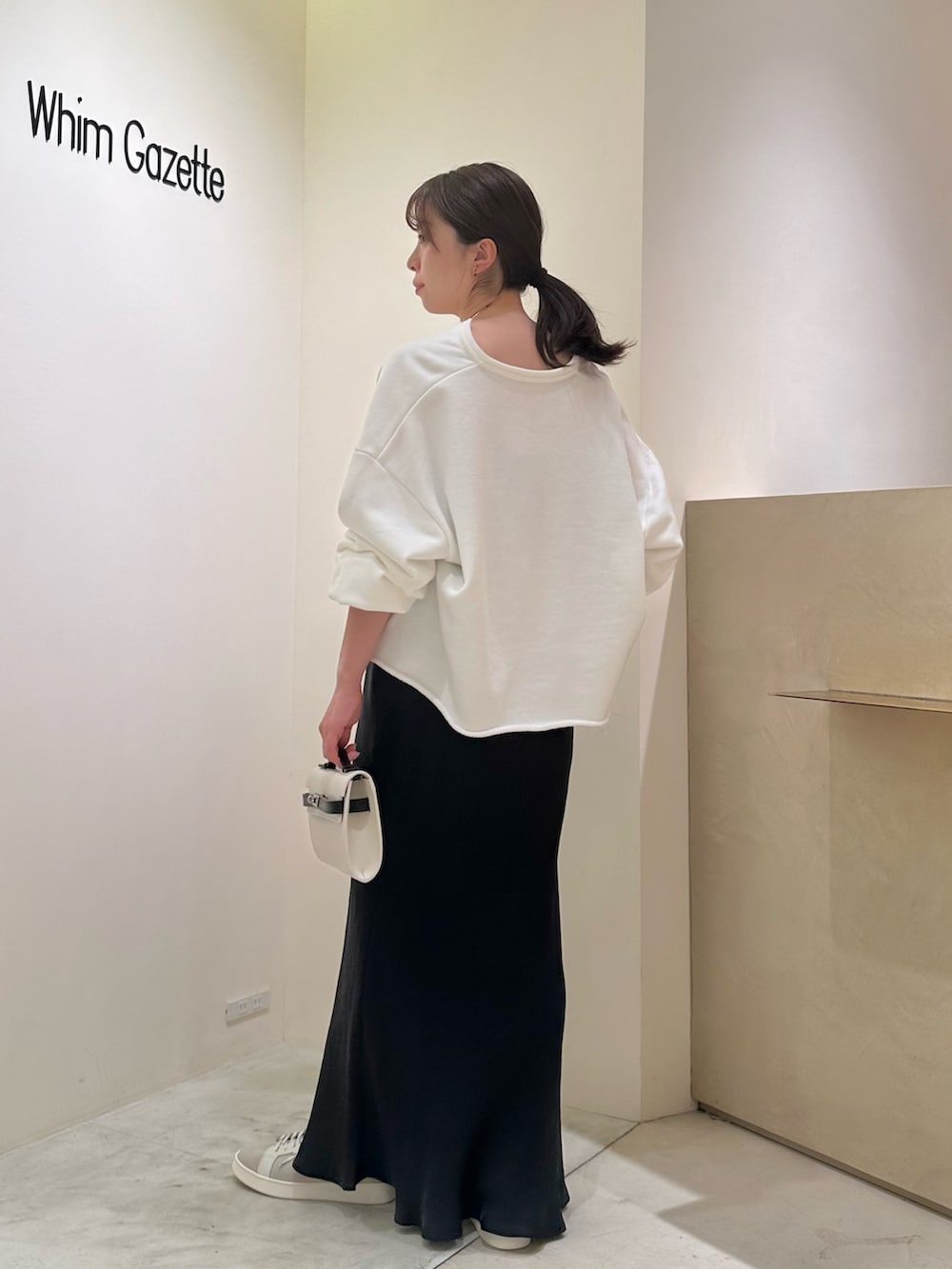 「大人カジュアル、モノトーン、春夏コーデ、シンプルコーデ、レイヤードスタイル、休日スタイル、スニーカー、ラクチンコーデ、リラックススタイル、カジュアルコーデ、キャミワンピ、ウィムガゼット、whimgazette、スウエット、30代コーデ」｜「Whim GazetteのスウェットVネックプルオーバー２（スウェット、ホワイト系）」を使った、髙橋さん（レディース・158cm）の春コーディネートの3枚目の写真