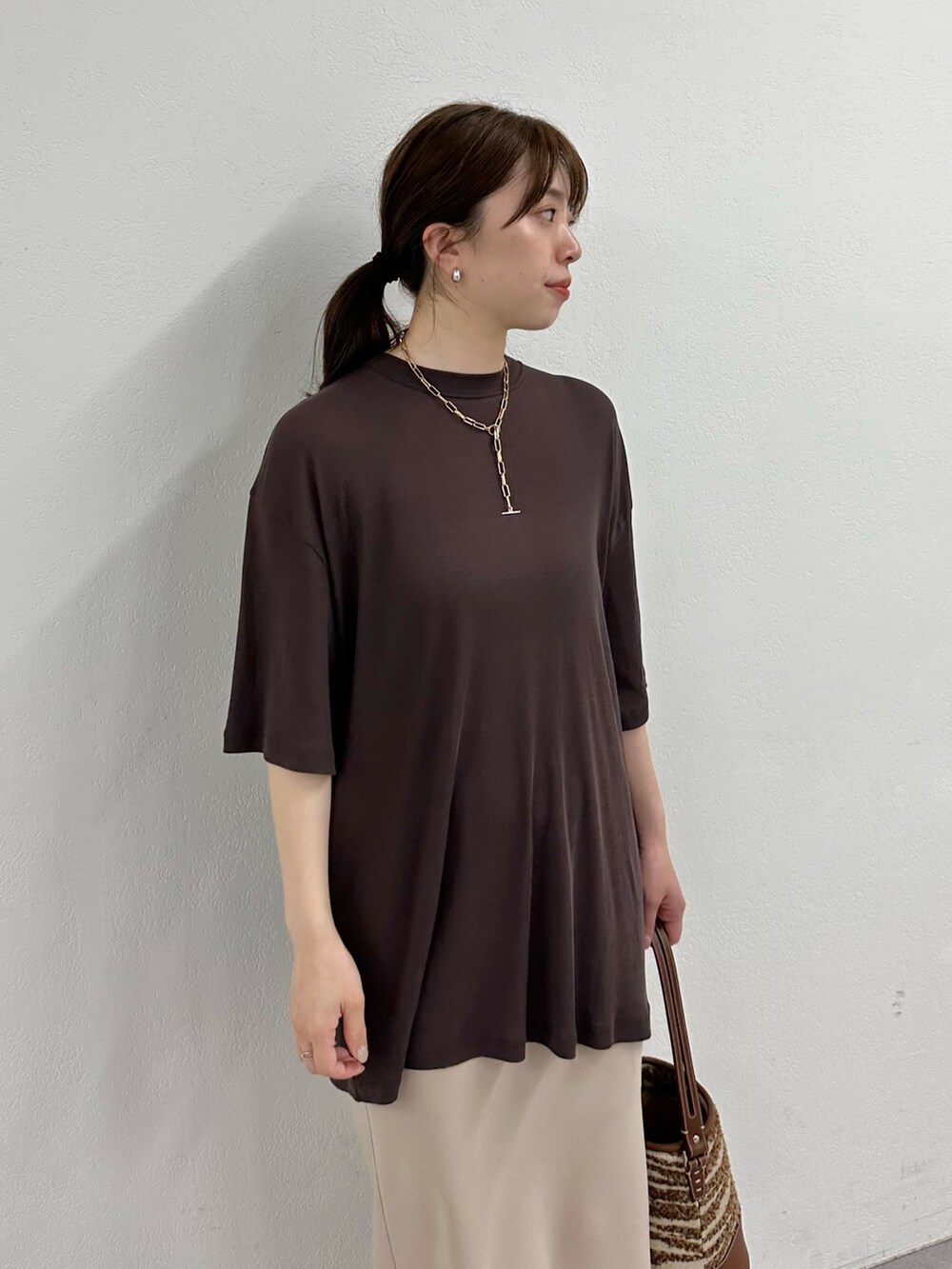 「大人カジュアル、お出かけコーデ、シアートップス、春夏コーデ、シンプルコーデ、休日スタイル、大人女子、キレイめカジュアル、おでかけコーデ、夏コーデ、オトナカジュアル、Tシャツ、スカート、ウィムガゼット、whimgazette」｜「Whim GazetteのシアービックTシャツ（Tシャツ/カットソー、ブラウン系）」を使った、髙橋さん（レディース・158cm）の春コーディネートの5枚目の写真