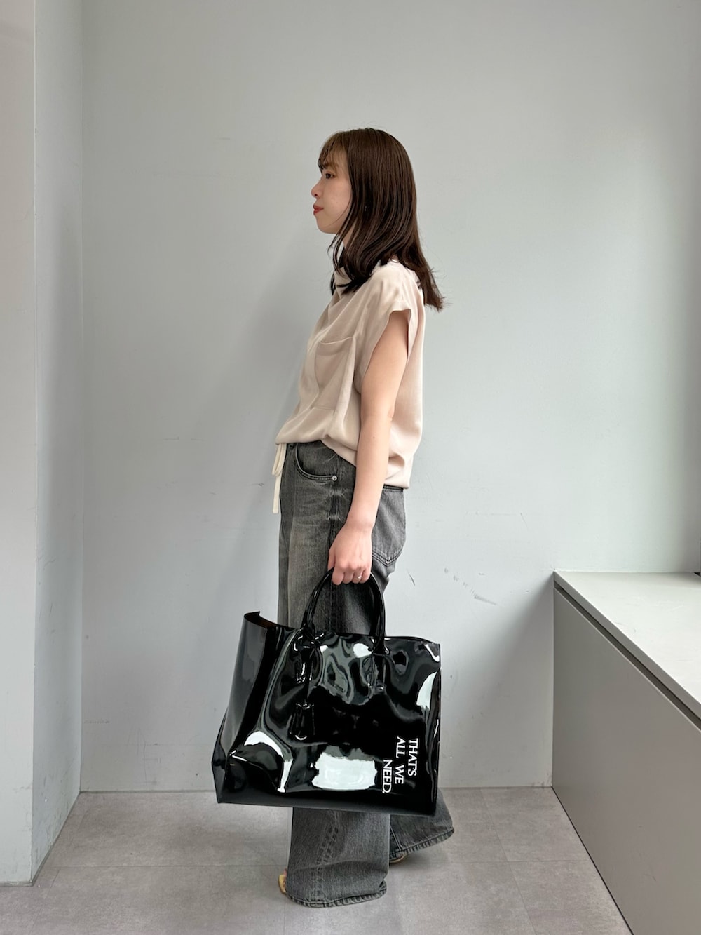 「サンダル、春夏コーデ、シンプルコーデ、休日スタイル、きれいめカジュアル、お出かけコーデ、おでかけコーデ、シンプルスタイル、デニム、デニムパンツ、ウィムガゼット、whimgazette、オトナカジュアル、ブラウス」｜「Whim Gazetteのドロストデニム（デニムパンツ、グレー系）」を使った、髙橋さん（レディース・158cm）の春コーディネートの2枚目の写真