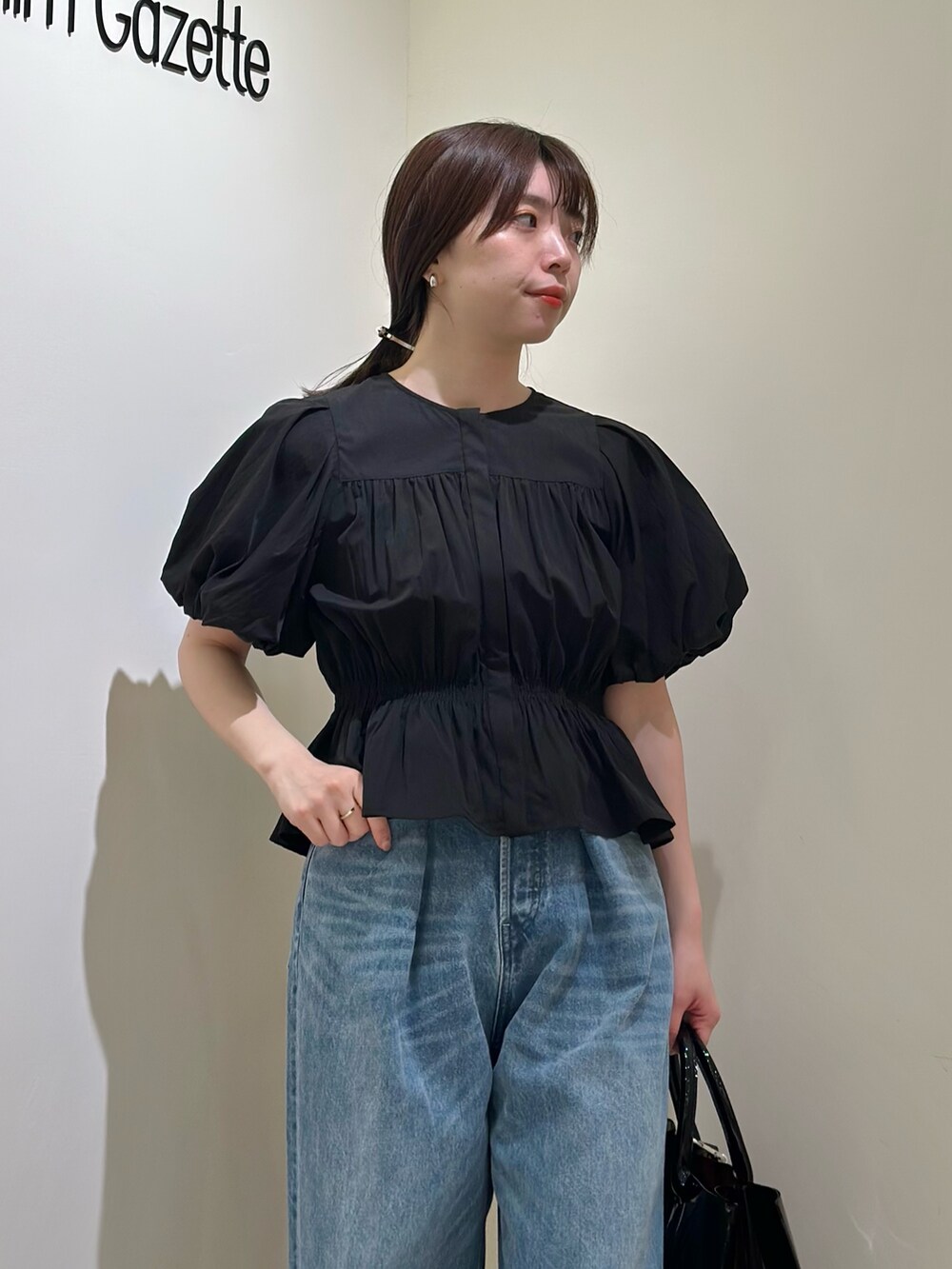 「春コーデ、春めき満開コーデ、春服コーデ、おでかけコーデ、大人ファッション、お花見コーデ、大人ガーリー、大人かわいい、ウィムガゼット、whimgazette、デニム、デニムパンツ、デニムコーデ、ブラウス、パフスリーブ」｜「THE PAUSEの【THE PAUSE】パフスリーブブラウス（シャツ/ブラウス、ブラック系）」を使った、髙橋さん（骨格ストレート・レディース・158cm）の春コーディネートの6枚目の写真