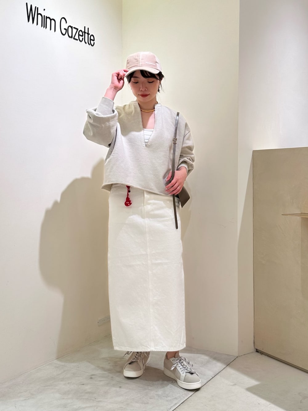 「ウィムガゼット、whimgazette、キャップ、春色、デニム、オトナカジュアル、大人コーデ、春服コーデ、スカートスタイル、大人ファッション、30代コーデ、ホワイトコーデ、スウェット、スニーカー、スニーカーコーデ」｜「Whim Gazetteのドロストデニムスカート（デニムスカート、ホワイト系）」を使った、髙橋さん（骨格ストレート・レディース・158cm）の春コーディネートの4枚目の写真