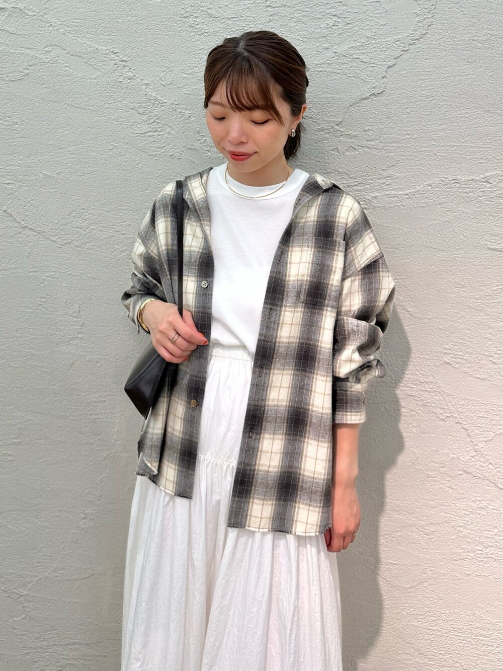 「ノースリーブ、お出かけコーデ、ロングスカート、休日スタイル、きれいめカジュアル、オトナカジュアル、秋服準備はじめました、シャツスタイル、シンプルスタイル、ローファー、チェックシャツ、フレアスカート、ウィムガゼット、whimgazette、ママコーデ」｜「Whim Gazetteのシャギーチェックシャツ（シャツ/ブラウス、ベージュ系）」を使った、髙橋さん（レディース・158cm）の夏コーディネートの4枚目の写真