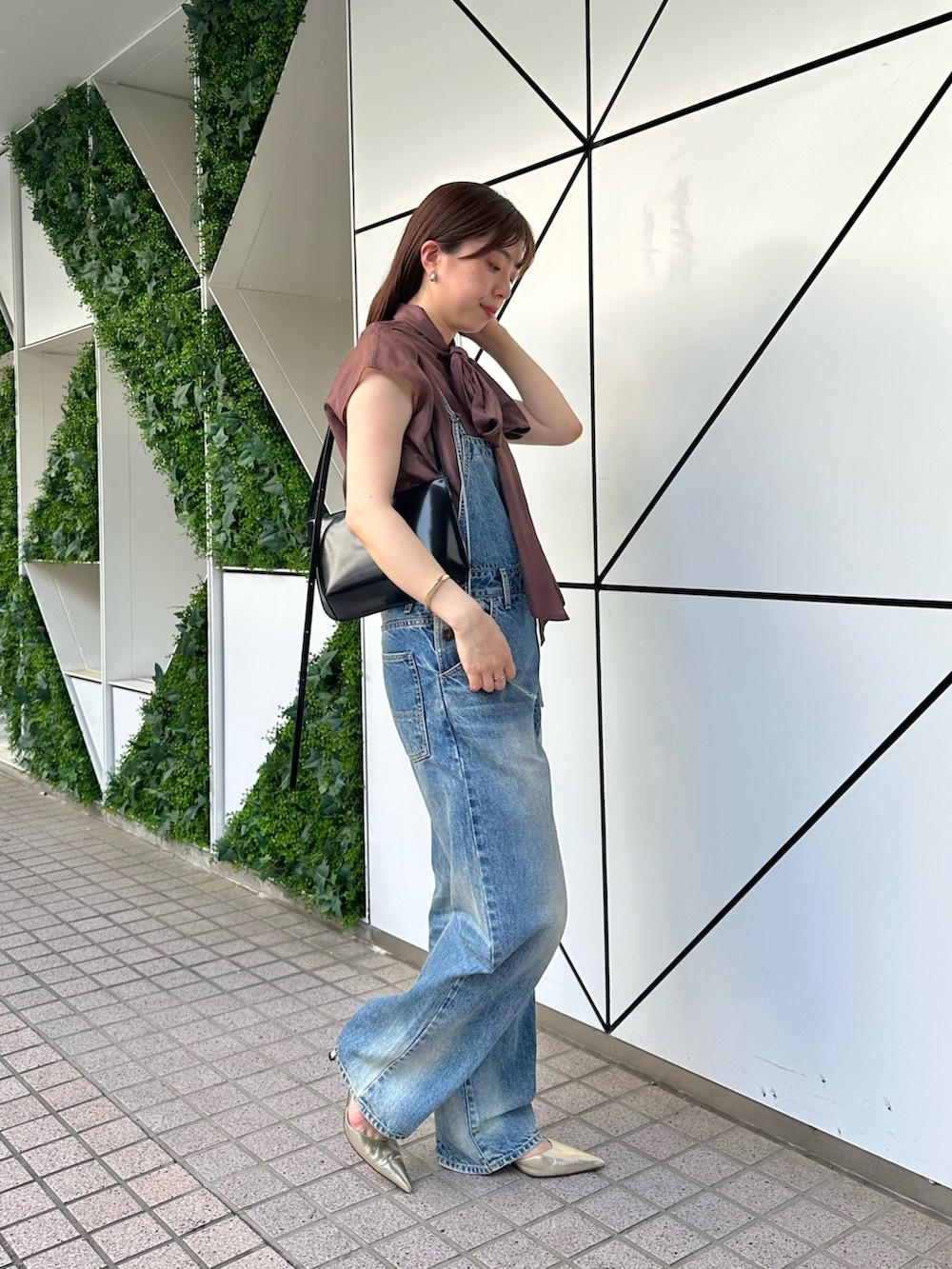 「きれいめカジュアル、休日スタイル、デニム、シアートップス、お出かけコーデ、夏コーデ、大人かわいい、キレイめカジュアル、サロペット、オールインワン、ウィムガゼット、whimgazette、オトナカジュアル、ブラウス、骨格ストレート」｜「Whim Gazetteのデニムオールインワン2（つなぎ/オールインワン、ブルー系）」を使った、髙橋さん（レディース・158cm）の春コーディネートの2枚目の写真