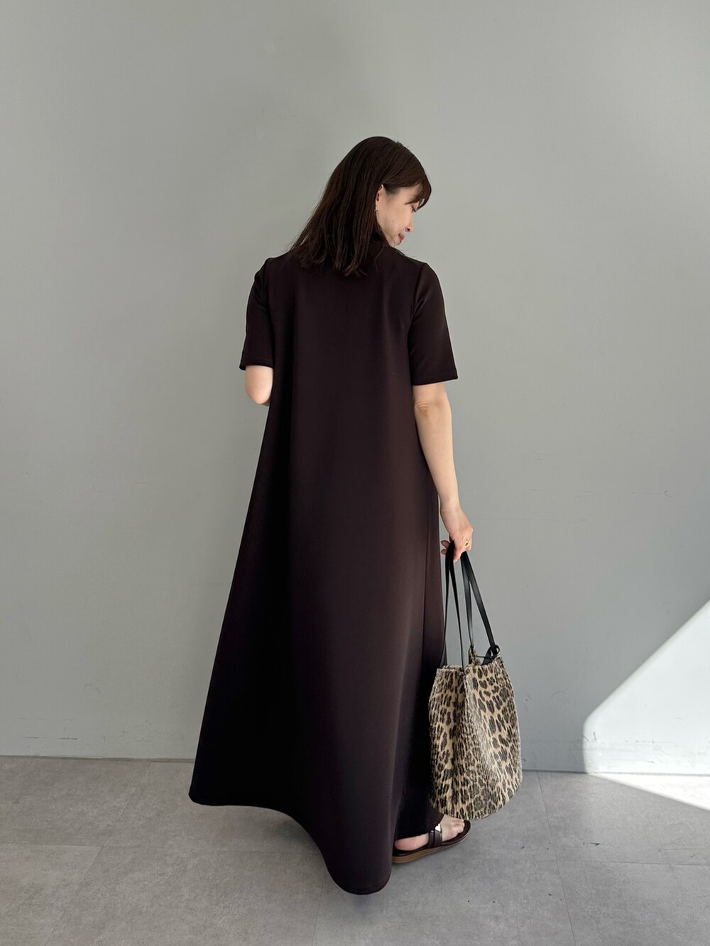 「ジャケット、春コーデ、春めき満開コーデ、休日スタイル、オトナ女子、ラクチンコーデ、お出かけコーデ、リラックススタイル、ママファッション、ベージュ、ワンピース、ウィムガゼット、whimgazette、ワントーンコーデ、ノーカラージャケット」｜「Whim Gazetteのジュートライクノーカラージャケット（ノーカラージャケット、ベージュ系）」を使った、髙橋さん（骨格ストレート・レディース・158cm）の春コーディネートの6枚目の写真