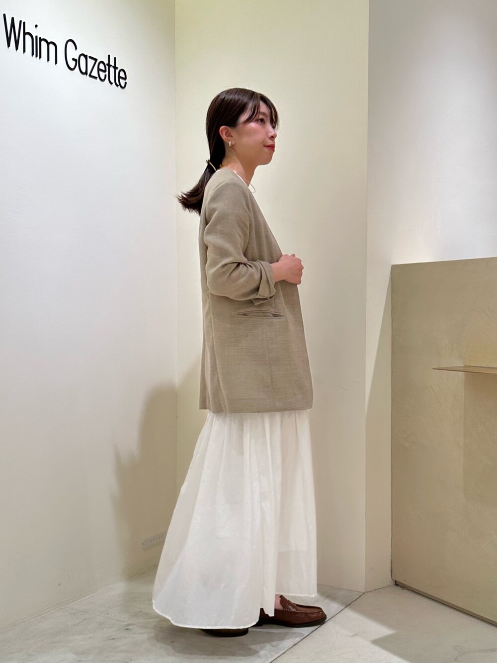 「ジャケット、春コーデ、春服コーデ、春服、カジュアルコーデ、30代コーデ、大人カジュアル、ウィムガゼット、whimgazette、ノーカラージャケット、ジャケットスタイル、フレアスカート、ロゴT、ママコーデ」|「Whim Gazetteの【Hoaw.】Knot チョーカー(チョーカー、ゴールド系)」を使った、髙橋さん(骨格ストレート・レディース・158cm)の春コーディネートの3枚目の写真