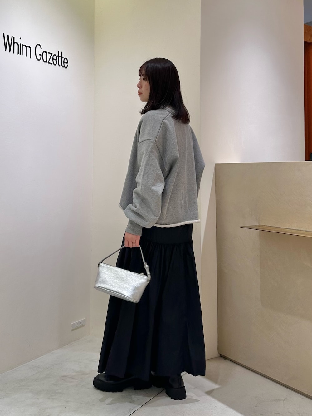 「春コーデ、お出かけコーデ、休日スタイル、大人可愛い、ゆるコーデ、春服、ラクチンコーデ、30代ファッション、30代コーデ、モノトーン、モノトーンコーデ、フレアスカート、ウィムガゼット、whimgazette、サイドゴアブーツ」|「Whim Gazetteの【Hoaw.】チョーカー(チョーカー、シルバー系)」を使った、髙橋さん(骨格ストレート・レディース・158cm)の春コーディネートの3枚目の写真