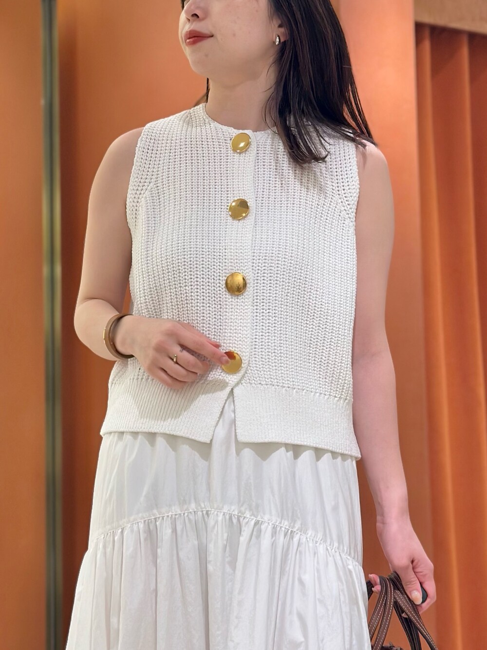 「大人カジュアル、休日スタイル、デートコーデ、お出かけコーデ、春夏コーデ、シンプルコーデ、オトナカワイイ、ウィムガゼット、whimgazette、ホワイト、ホワイトコーデ、フレアスカート、サンダル、30代コーデ」｜「Whim Gazetteのヴィンテージタフタスカート（スカート、ホワイト系）」を使った、髙橋さん（レディース・158cm）の春コーディネートの4枚目の写真
