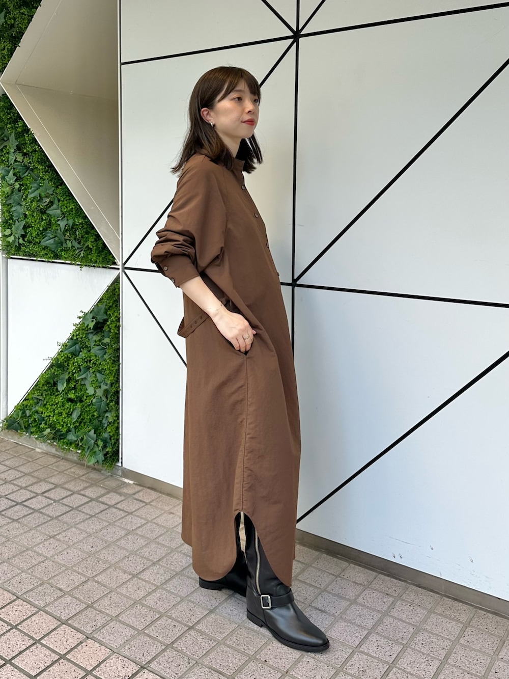 「お出かけコーデ、休日スタイル、ブラウン、きれいめカジュアル、ワンピース、カジュアルスタイル、秋服準備はじめました、ママファッション、ロングブーツ、シャツワンピ、秋コーデ、ファー小物、ファーバッグ、ウィムガゼット、whimgazette」｜「Whim Gazetteのナイロンシャツドレス（ワンピース、ブラウン系）」を使った、髙橋さん（レディース・158cm）の夏コーディネートの4枚目の写真